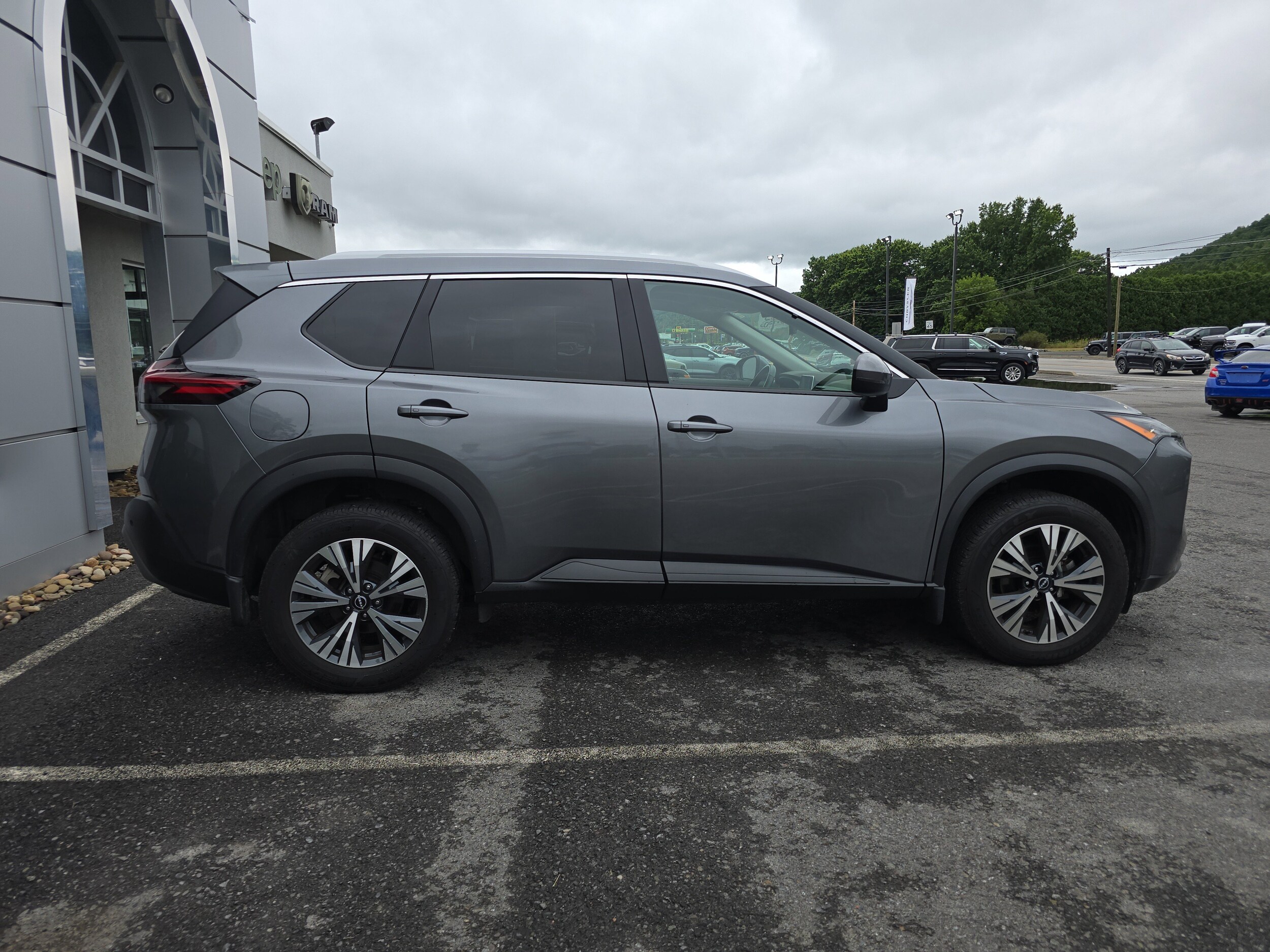 2023 Nissan Rogue AWD SV photo 2