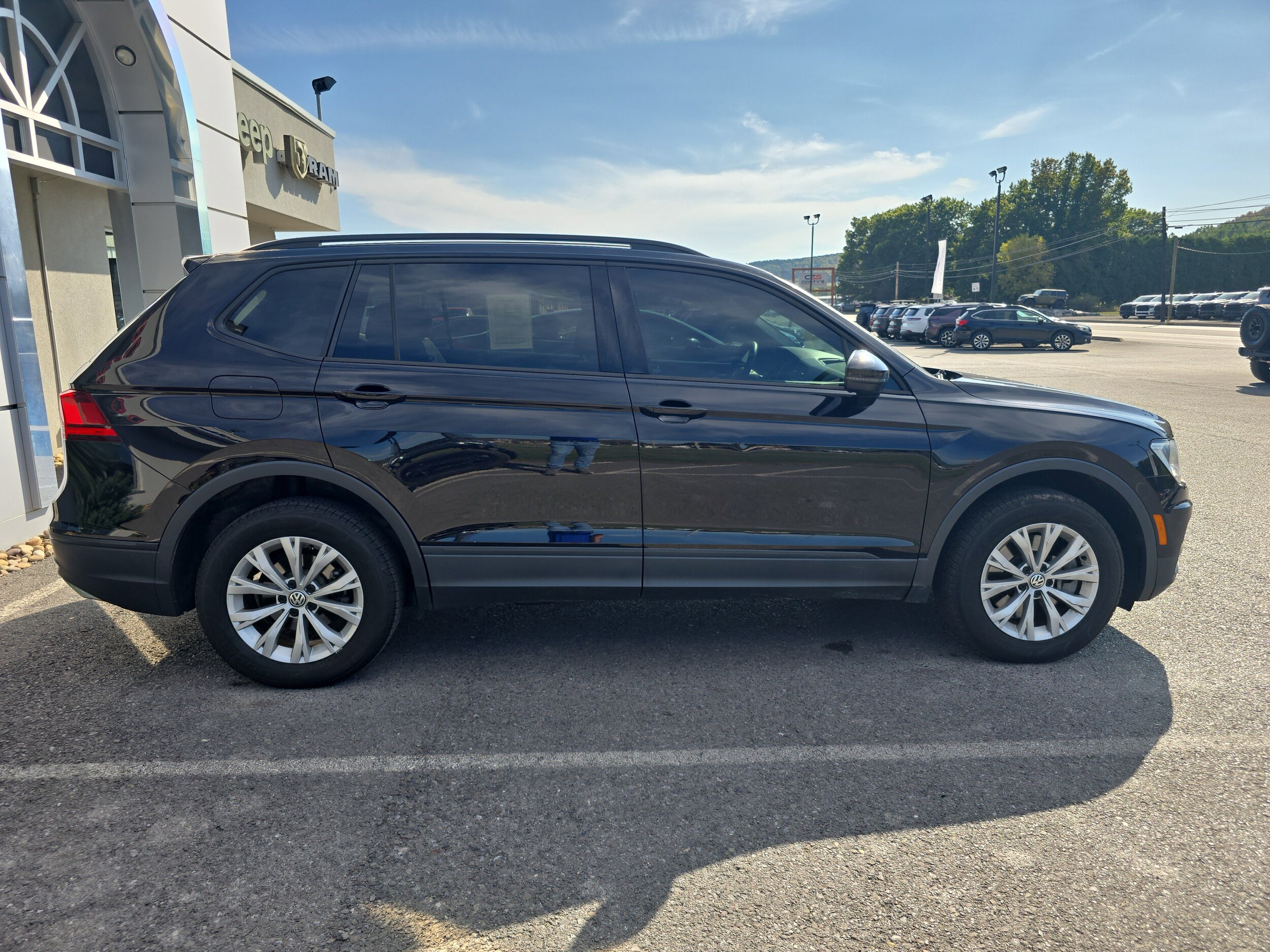 2020 Volkswagen Tiguan S photo 2