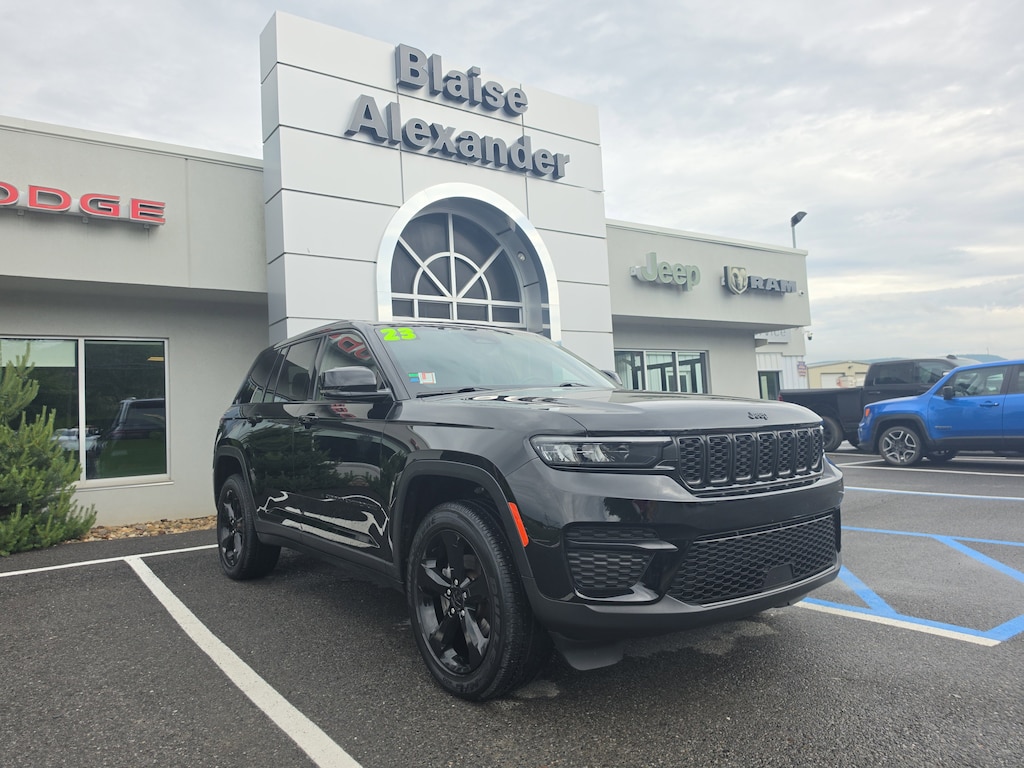 Used 2023 Jeep Grand Cherokee Laredo SUV