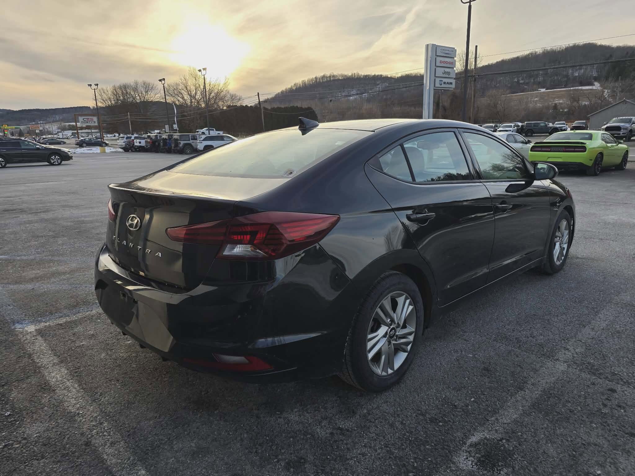 2020 Hyundai Elantra Value Edition photo 2