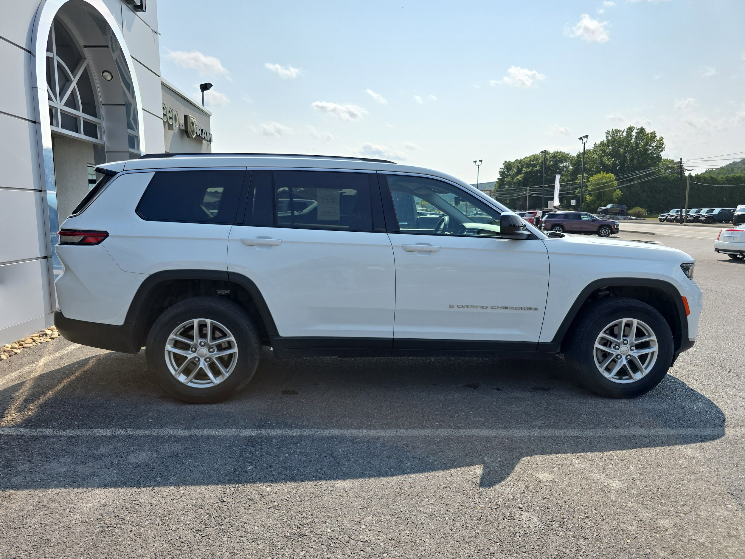 2022 Jeep Grand Cherokee Laredo photo 2