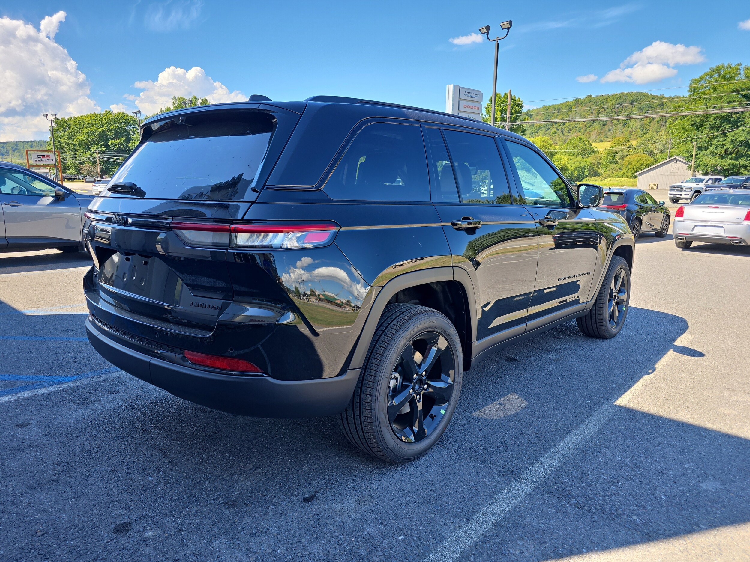 2025 Jeep Grand Cherokee Limited photo 2