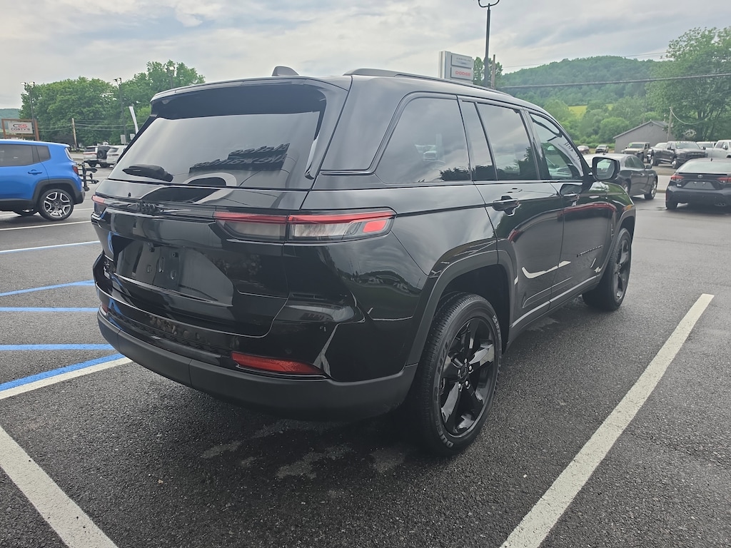 Used 2023 Jeep Grand Cherokee Laredo SUV