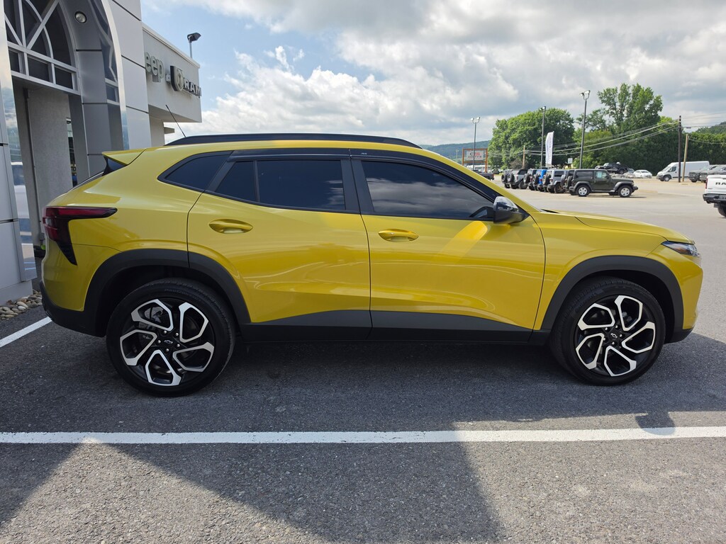 Used 2025 Chevrolet Trax 2RS SUV