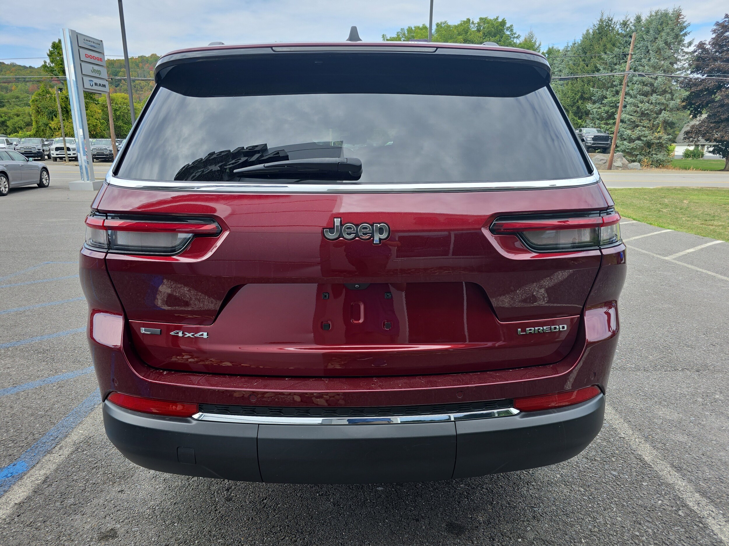 2022 Jeep Grand Cherokee Laredo photo 3