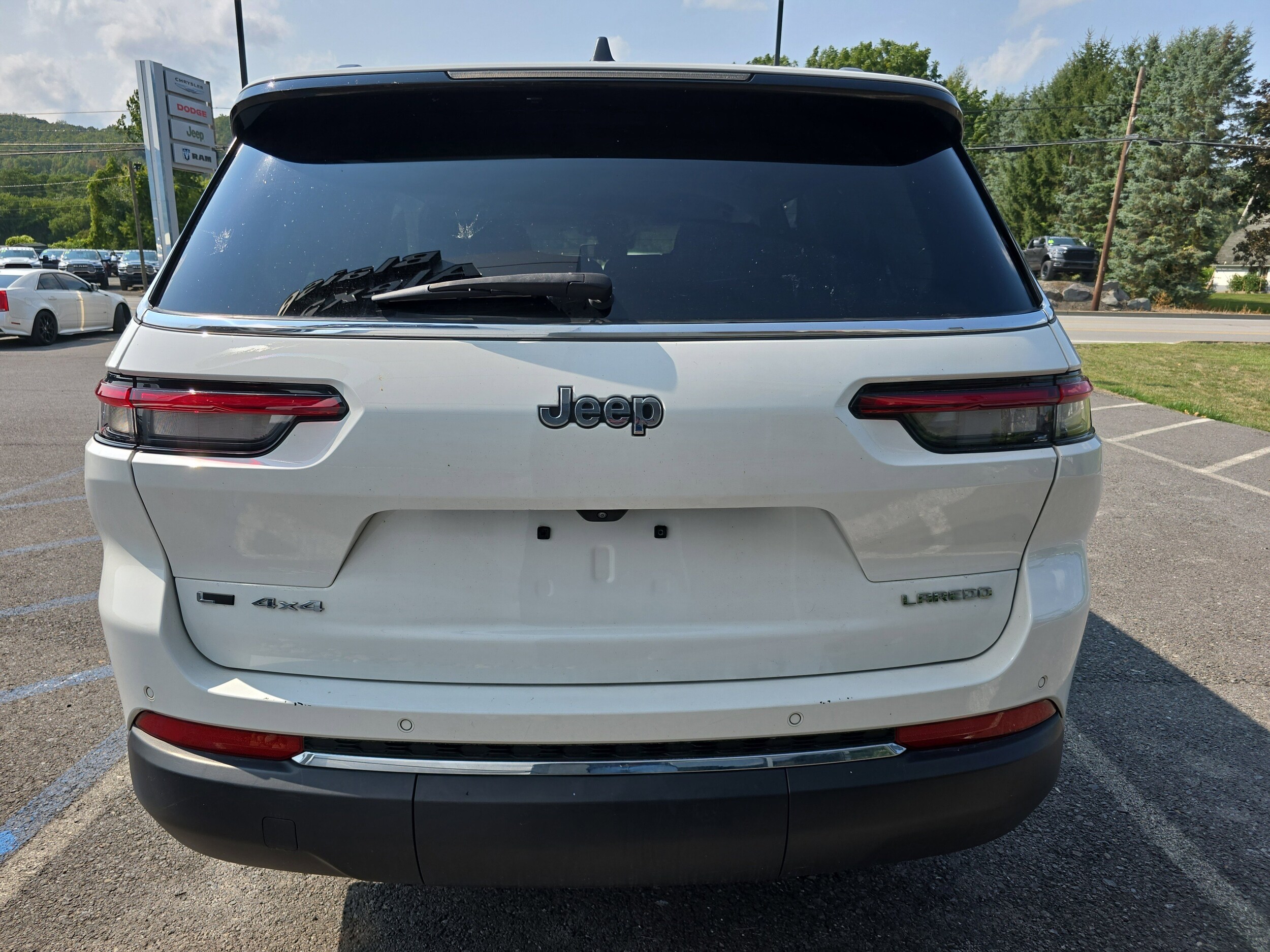2022 Jeep Grand Cherokee Laredo photo 4