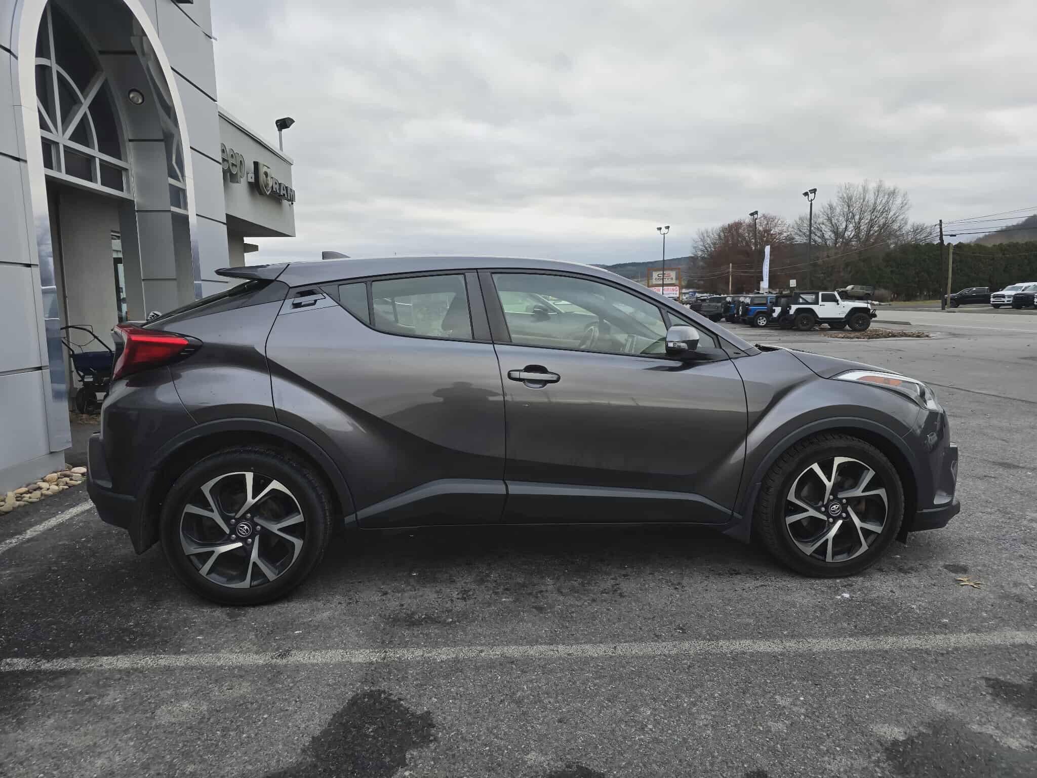 2018 Toyota C-HR XLE Premium photo 2