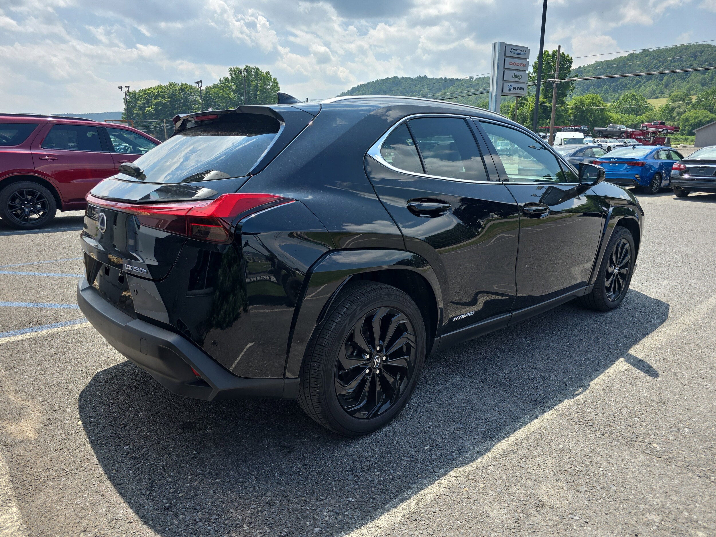 2022 Lexus UX 250h photo 2