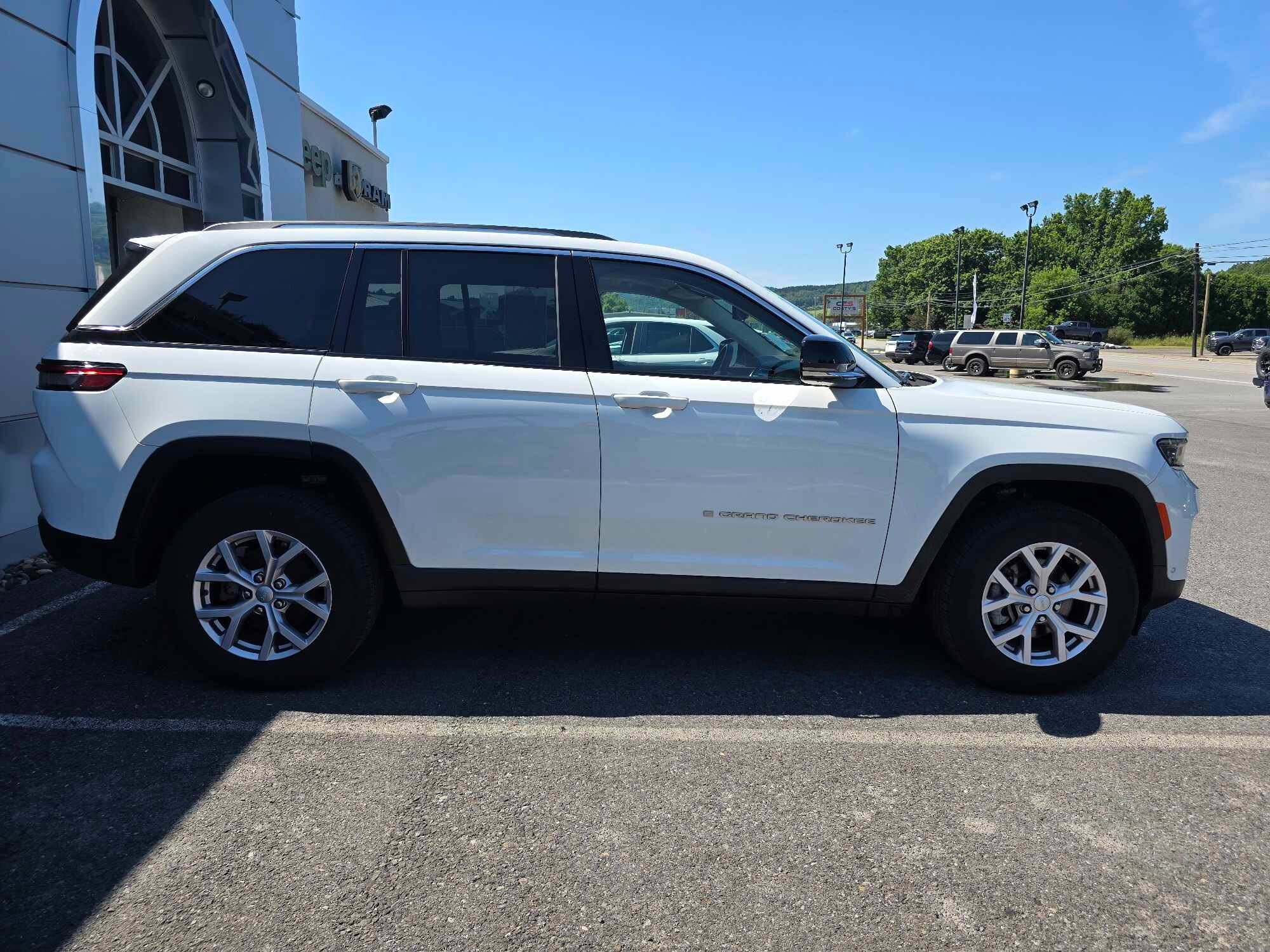 2022 Jeep Grand Cherokee Limited photo 2