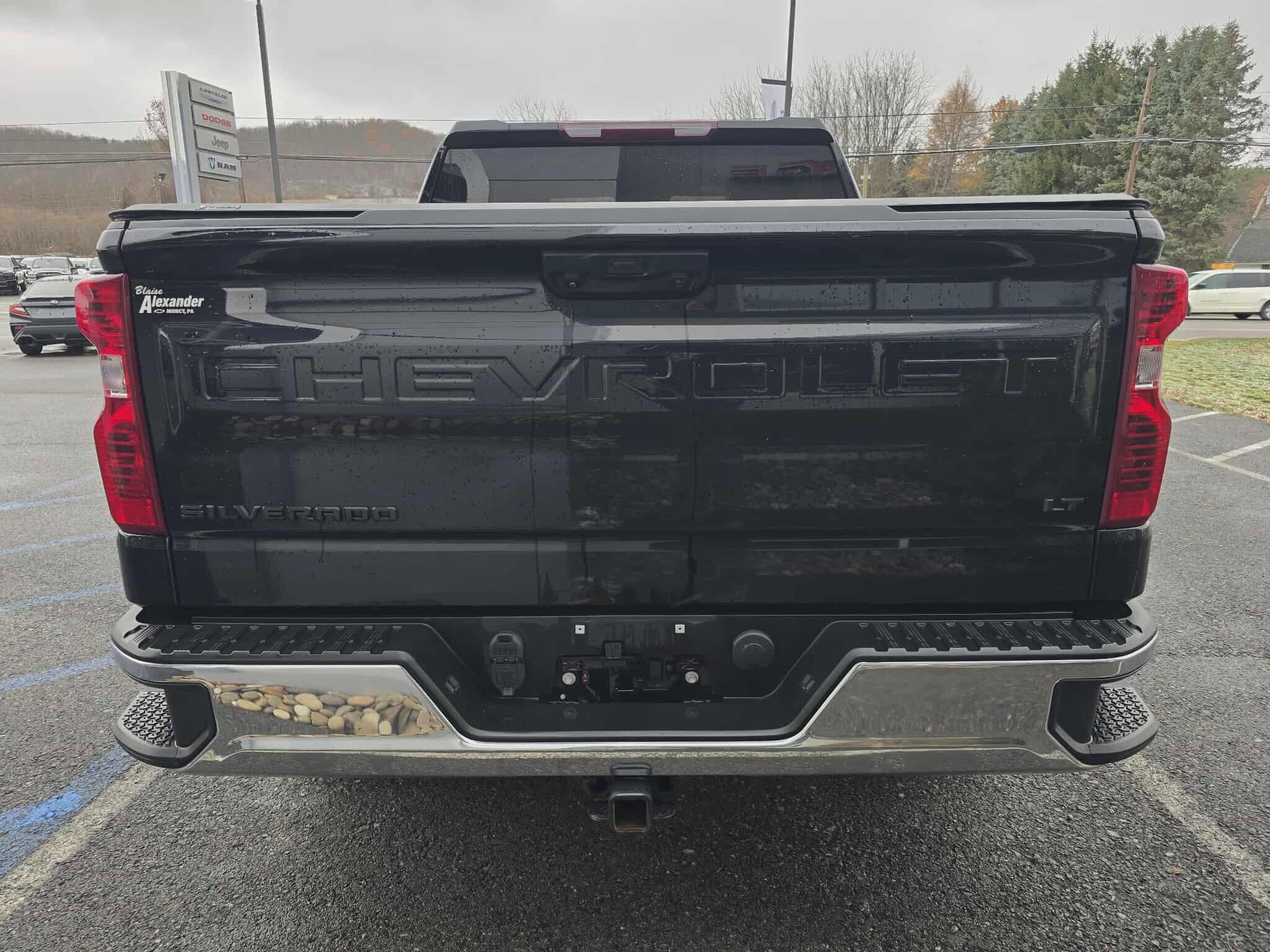 2022 Chevrolet Silverado 1500 LT photo 2