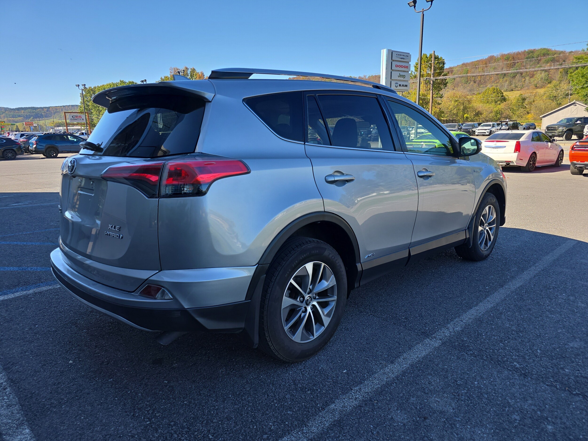 2018 Toyota RAV4 Hybrid XLE photo 2