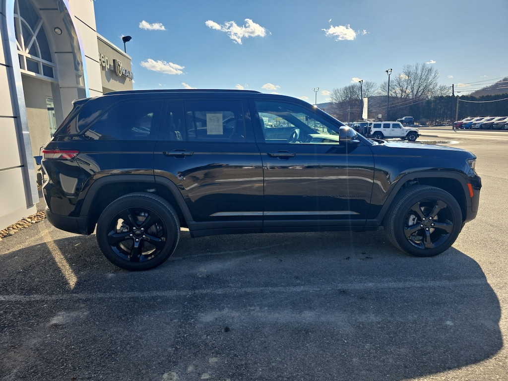 Used 2025 Jeep Grand Cherokee Altitude X Laredo SUV