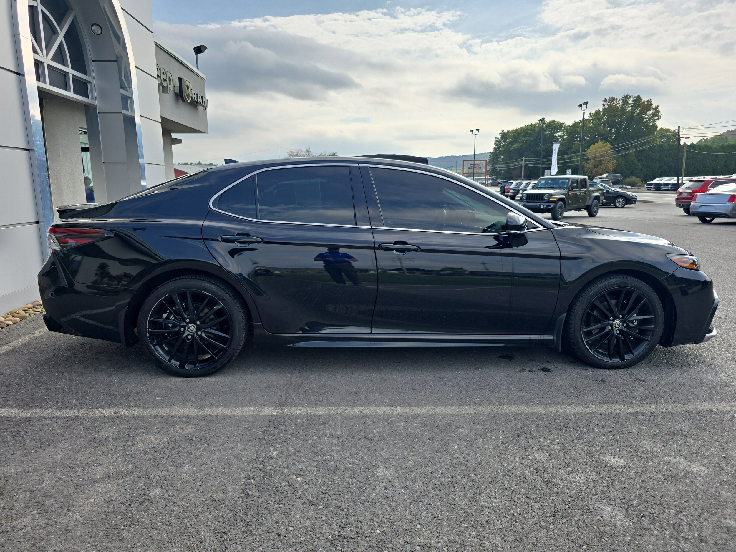 2023 Toyota Camry Hybrid XSE photo 2