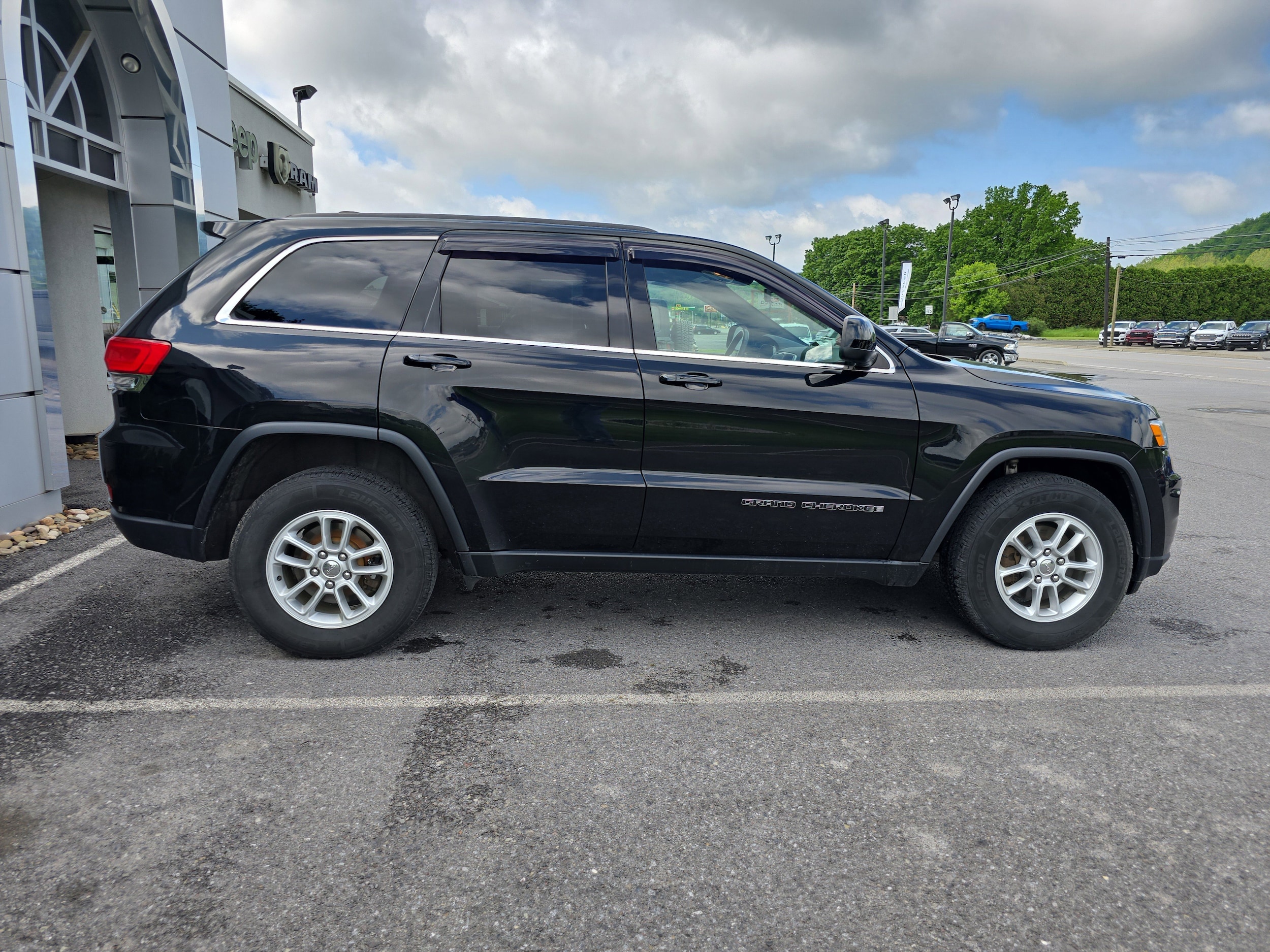 Used 2018 Jeep Grand Cherokee Laredo with VIN 1C4RJFAGXJC350920 for sale in Mansfield, PA