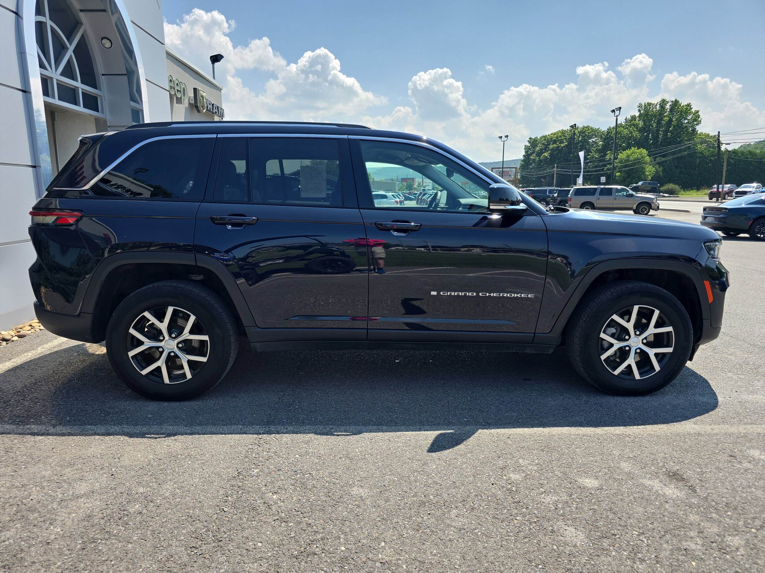 2024 Jeep Grand Cherokee Limited photo 2