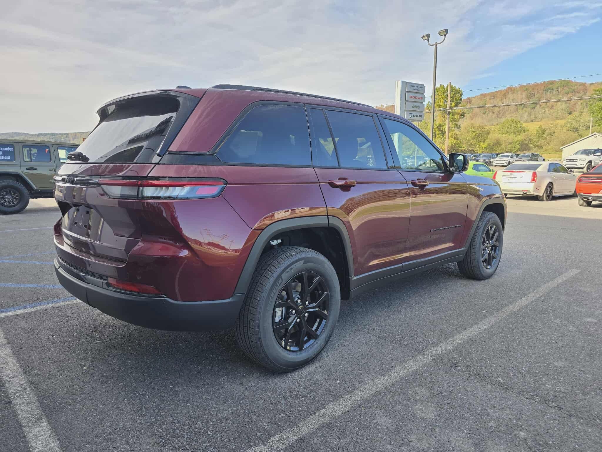 2025 Jeep Grand Cherokee Altitude photo 3
