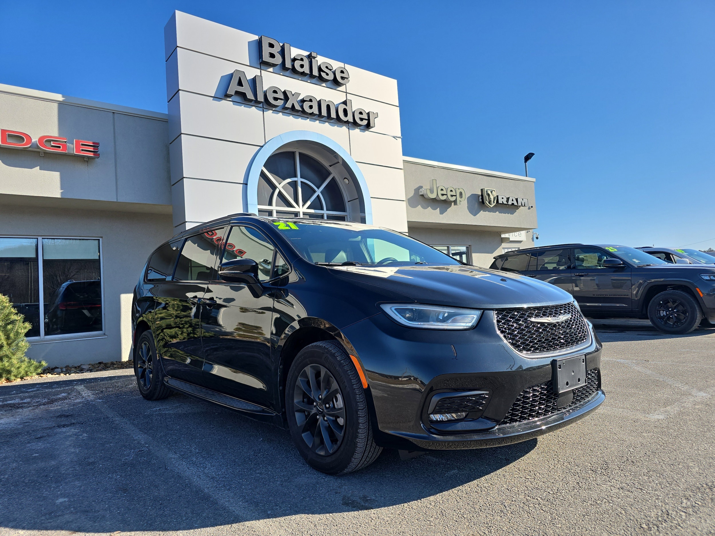 2021 Chrysler Pacifica Touring L's photo