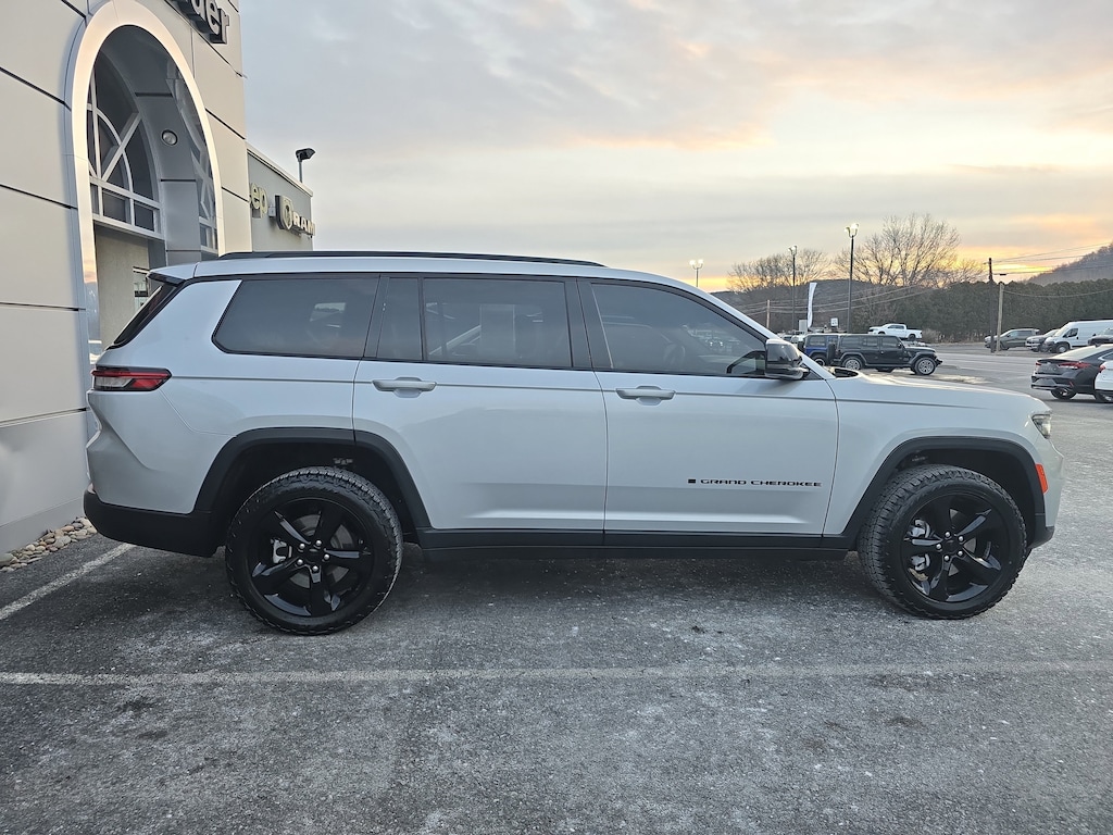 Used 2024 Jeep Grand Cherokee L Laredo SUV
