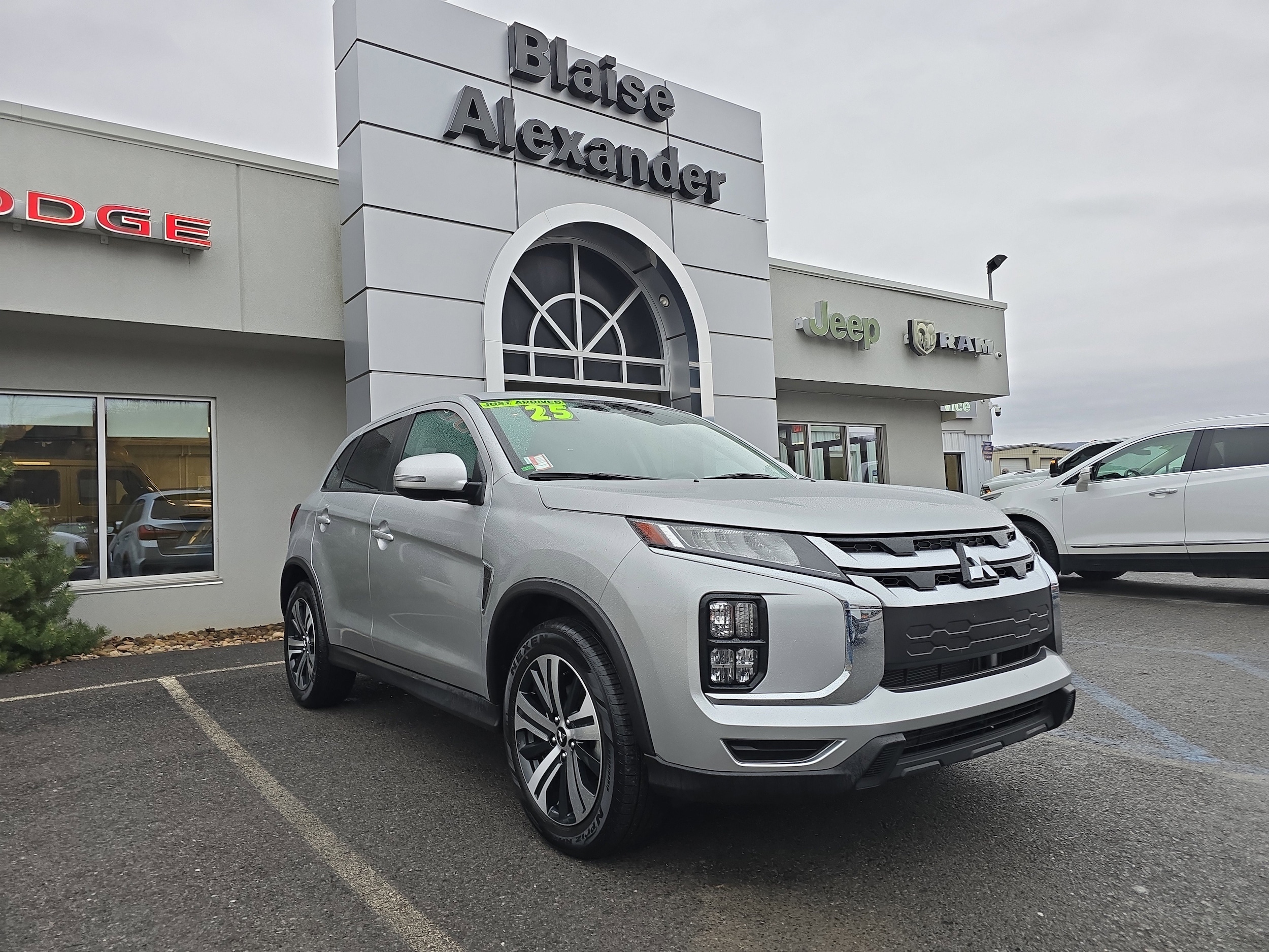 2025 Mitsubishi Outlander SE's photo