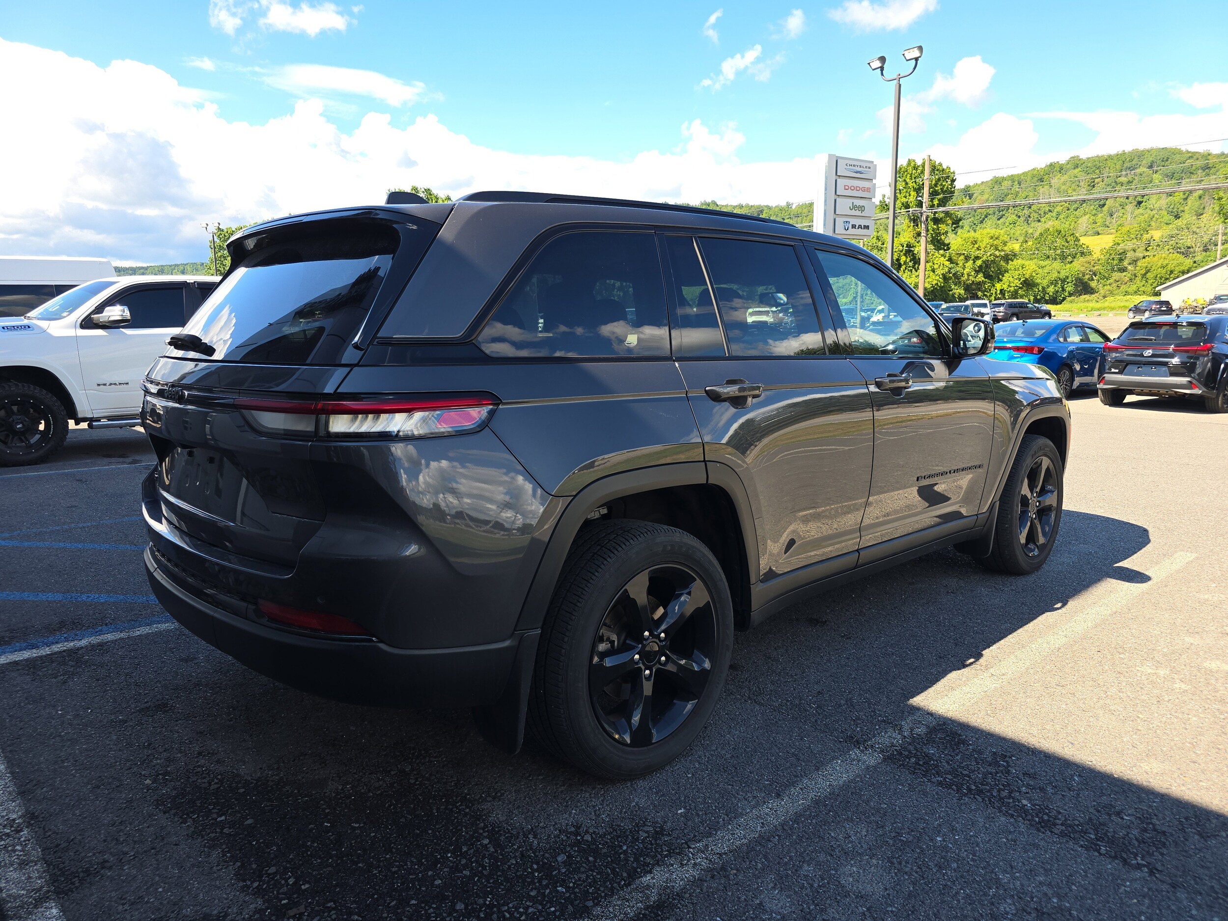 2023 Jeep Grand Cherokee Altitude photo 2