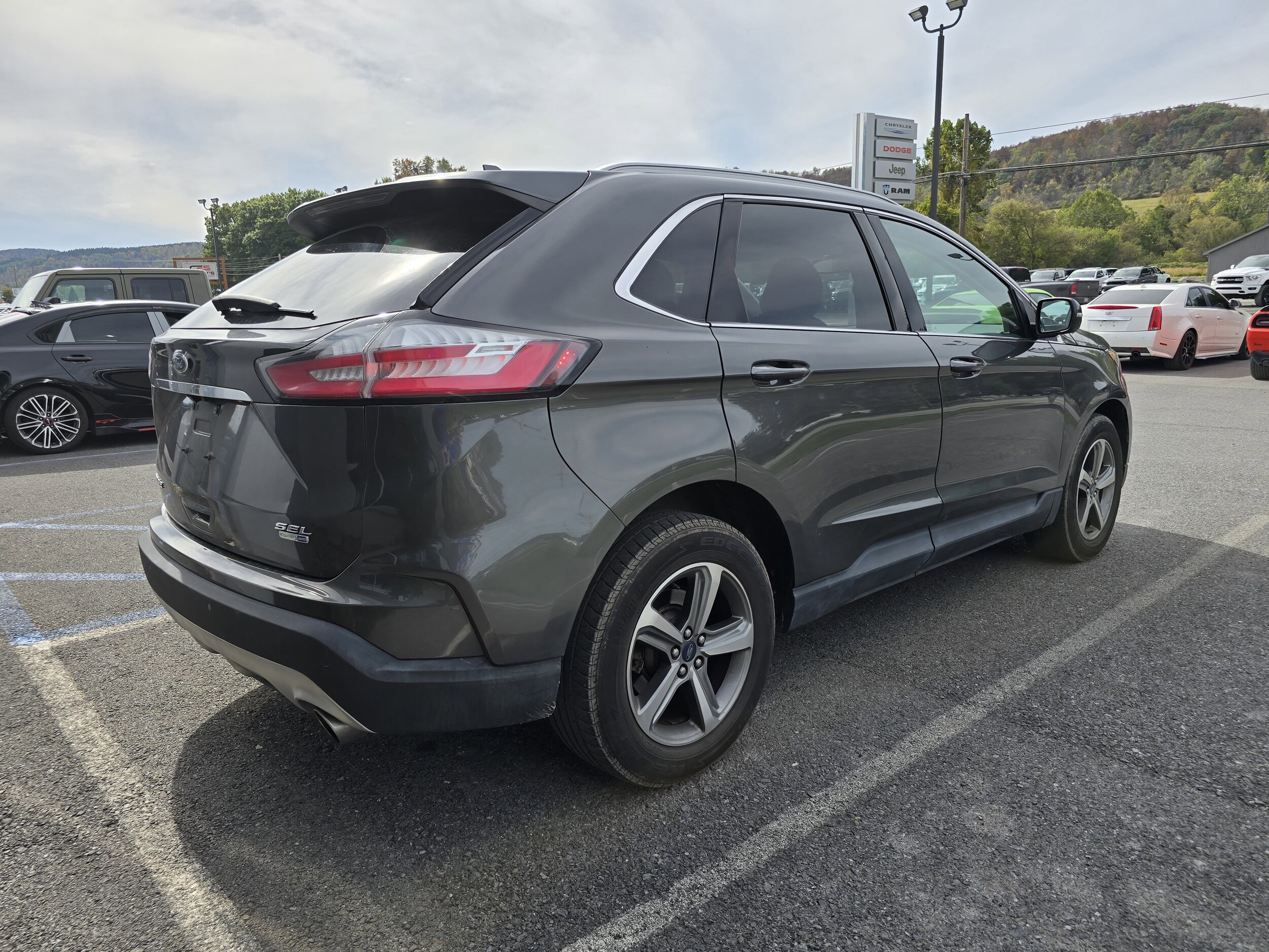 2019 Ford Edge SEL photo 2
