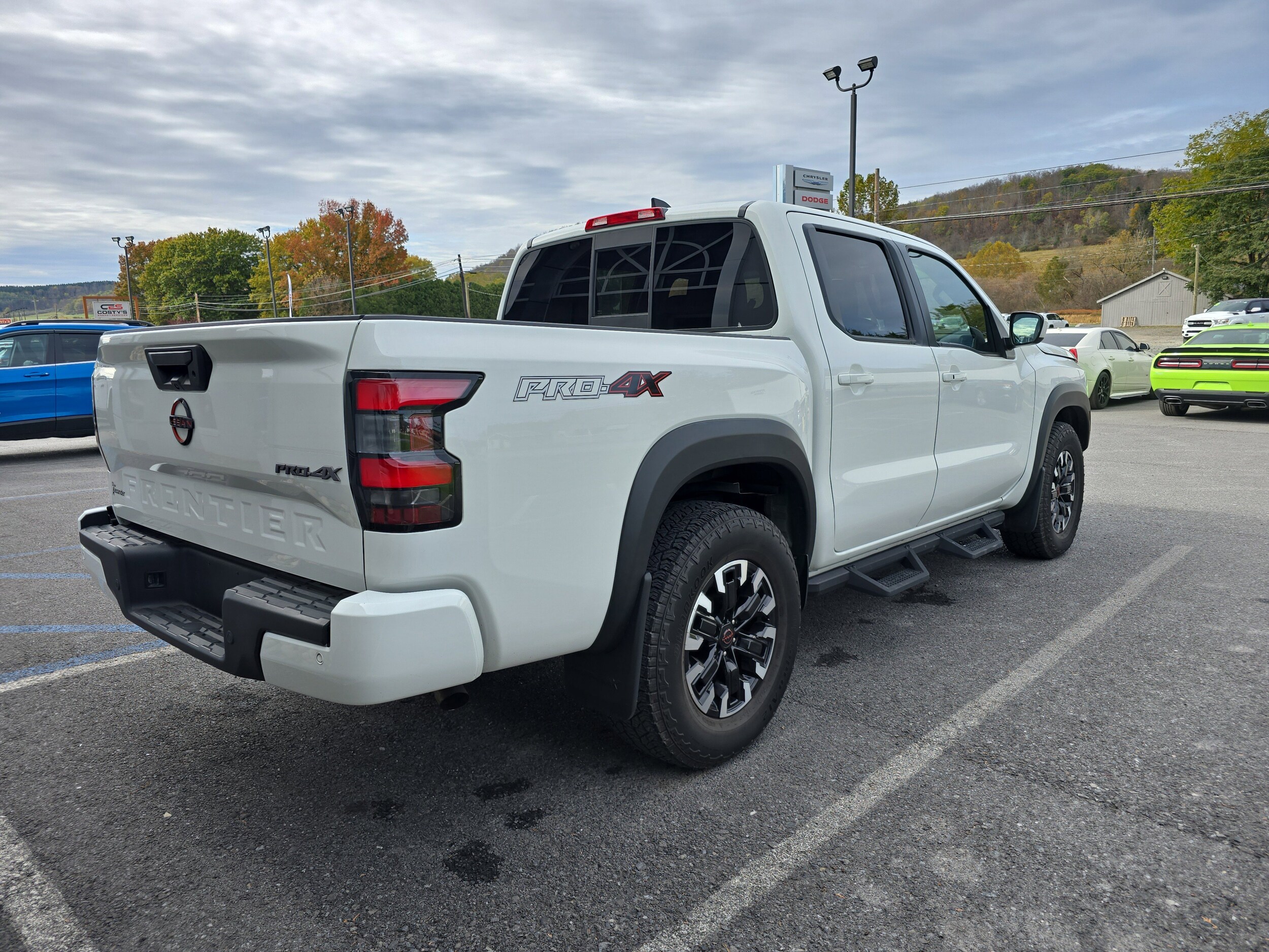 2022 Nissan Frontier PRO-4X photo 2