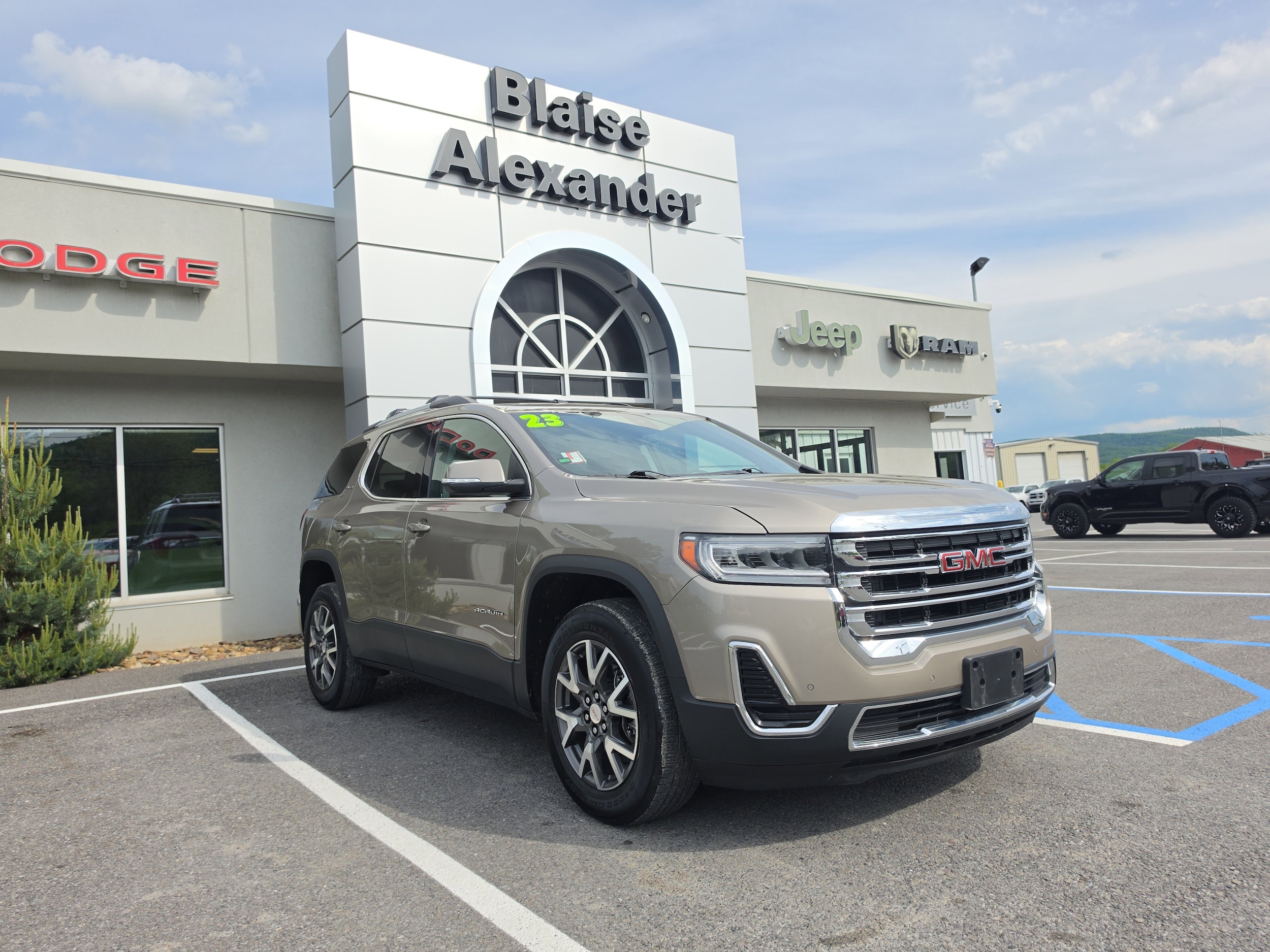 2023 GMC Acadia SLE AWD's photo