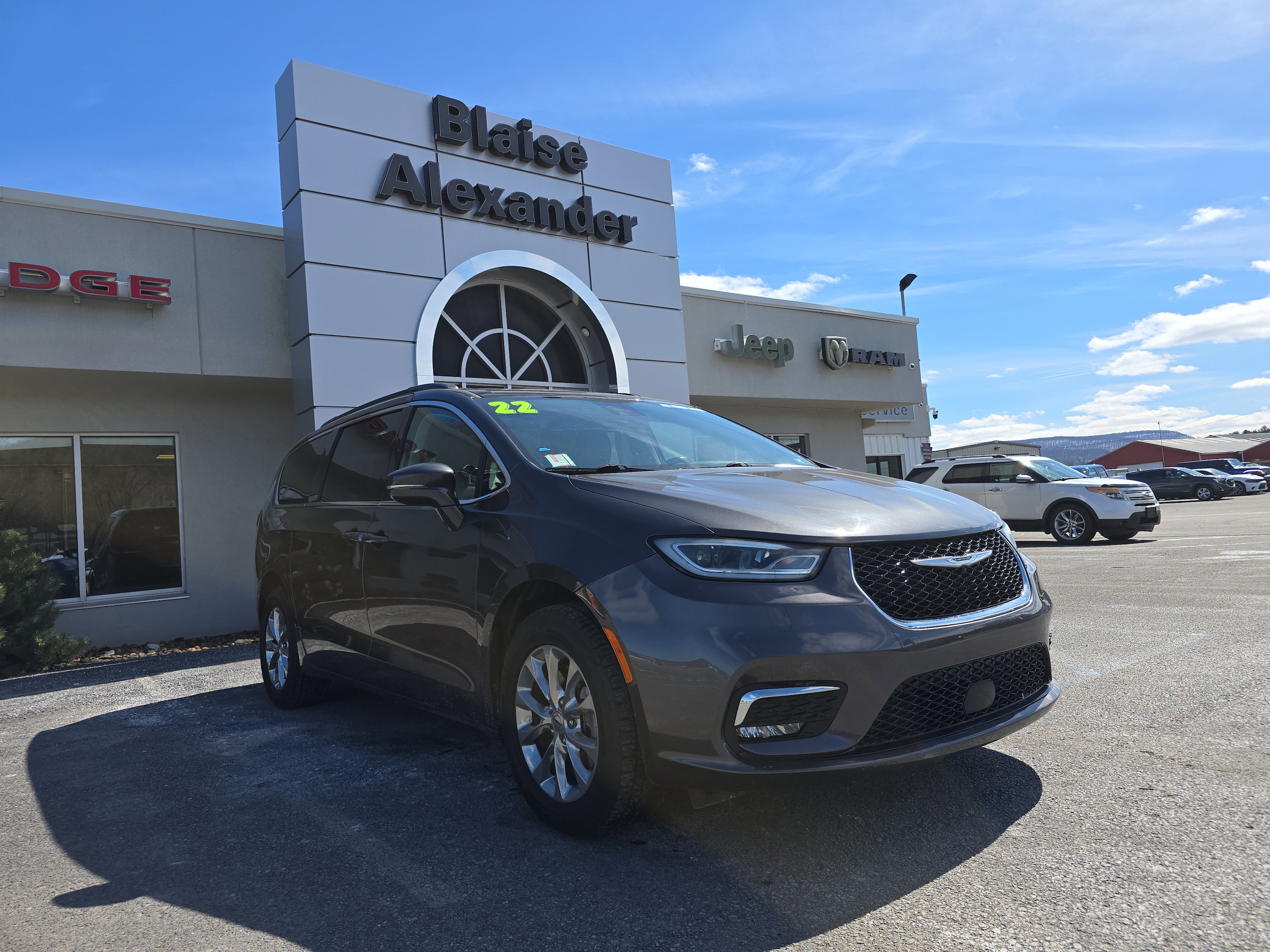 2022 Chrysler Pacifica Touring L's photo