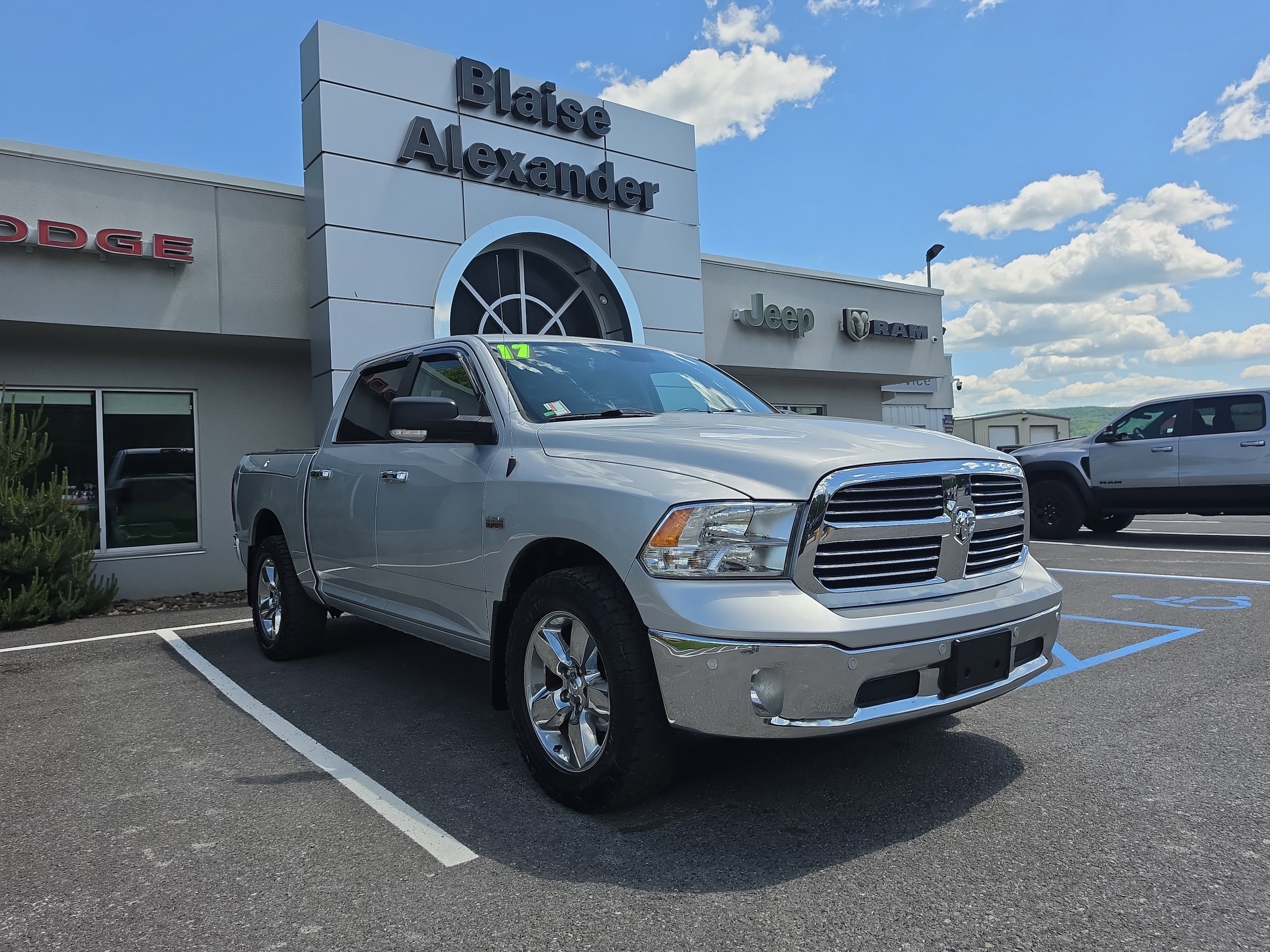 2017 RAM 1500 Lone Star 4x4 Crew Cab 5'7's photo