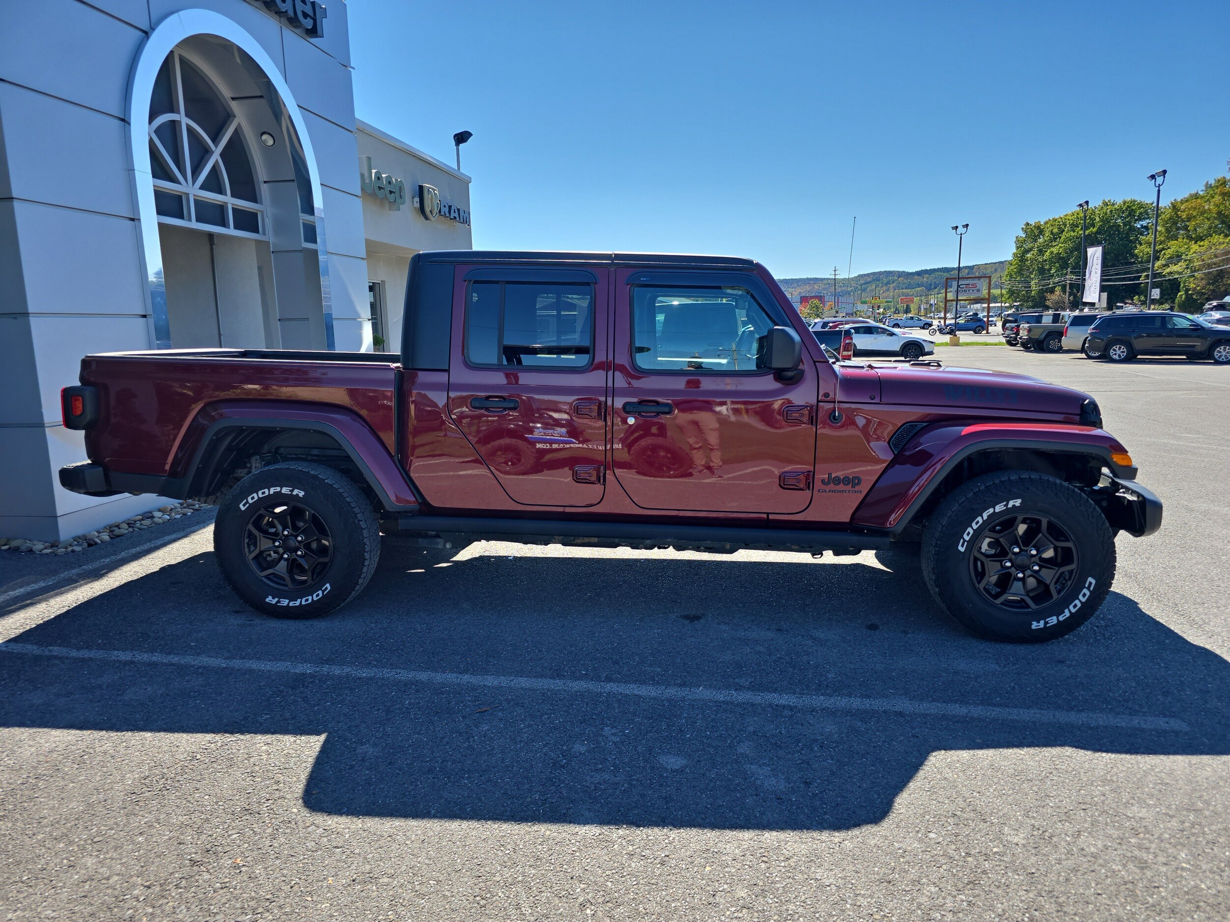 2021 Jeep Gladiator Willys photo 2