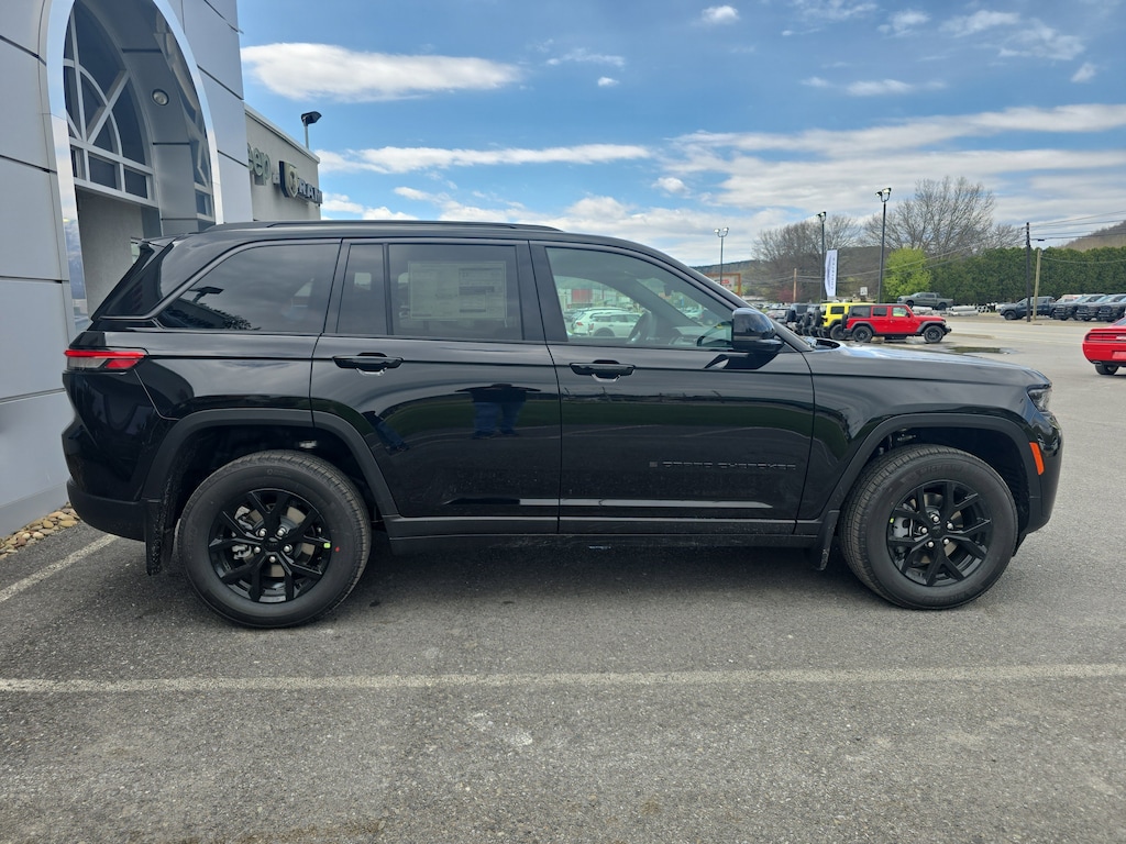 New 2026 Jeep Grand Cherokee LAREDO ALTITUDE 4X4 Sport Utility
