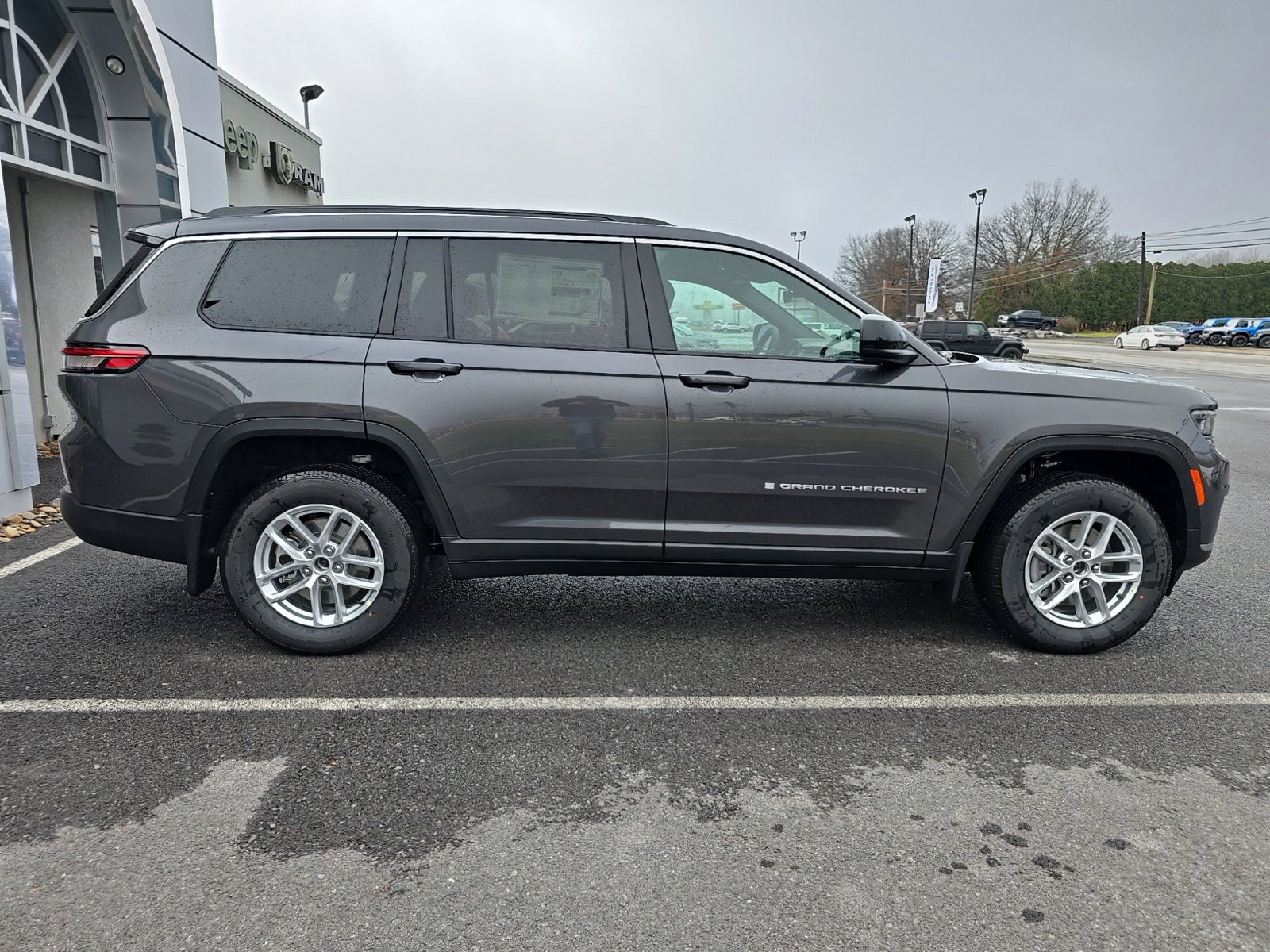 2025 Jeep Grand Cherokee Laredo X photo 2