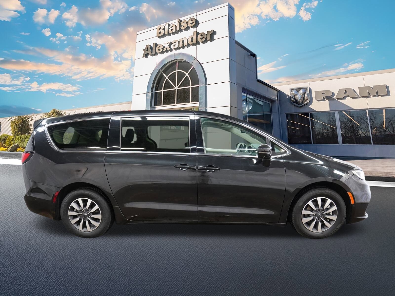 2022 Chrysler Pacifica Hybrid Touring L photo 2