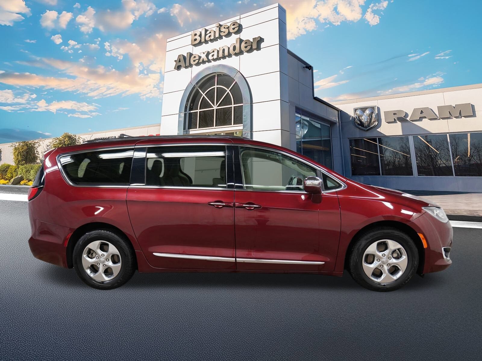 2018 Chrysler Pacifica Hybrid Limited photo 2