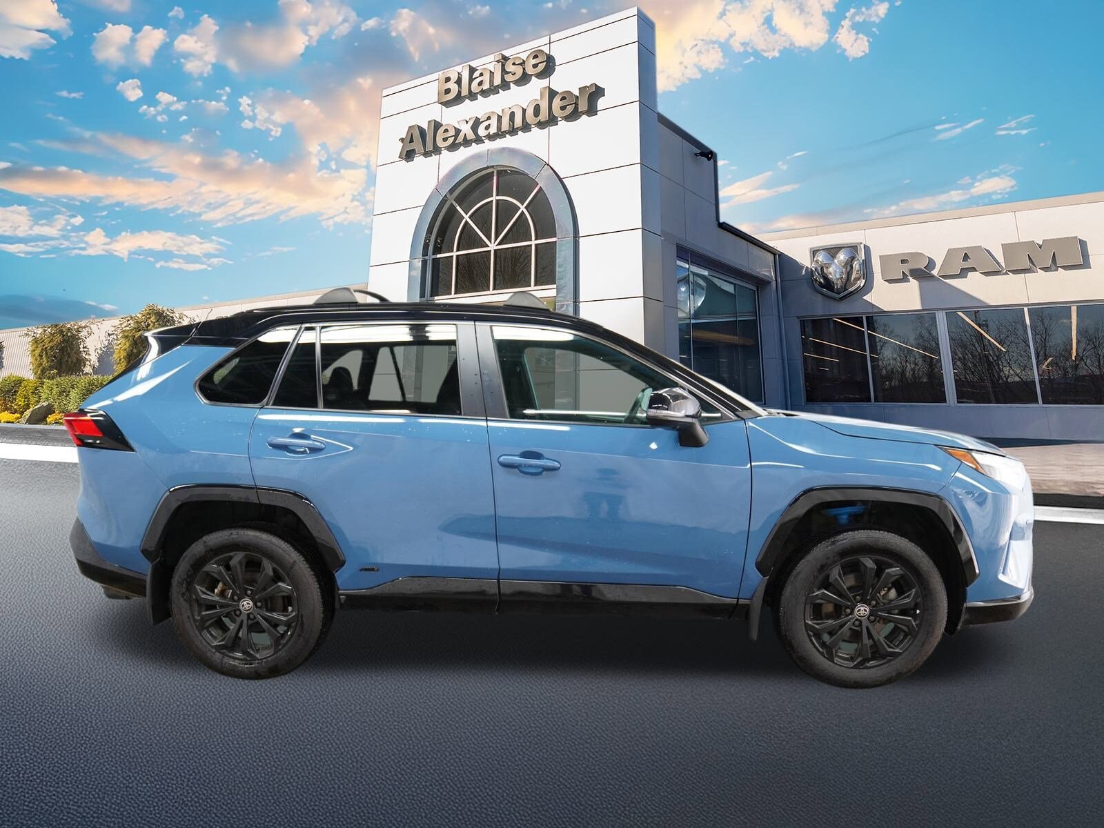 2023 Toyota RAV4 Hybrid XSE photo 2