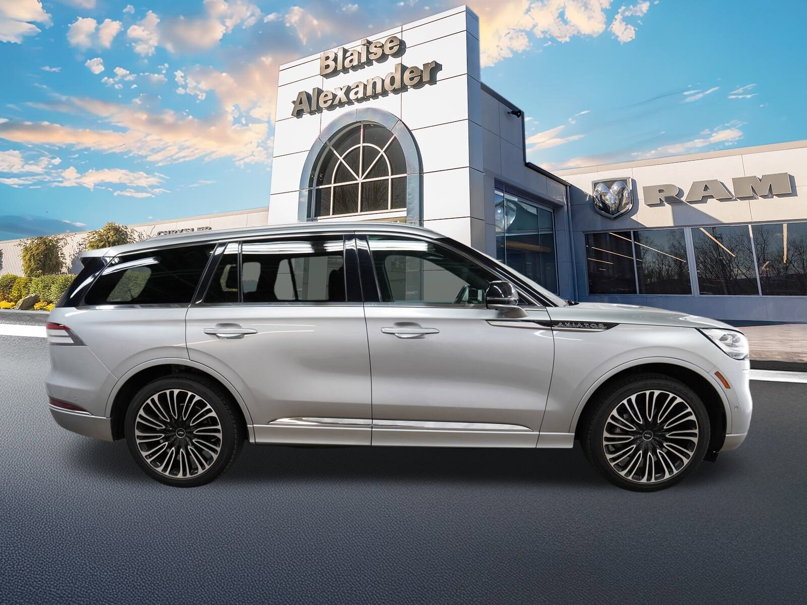 2023 Lincoln Aviator Black Label photo 2