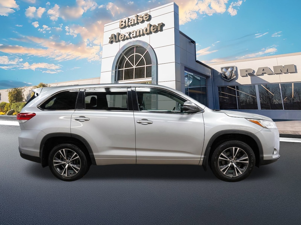 Used 2018 Toyota Highlander SE SUV