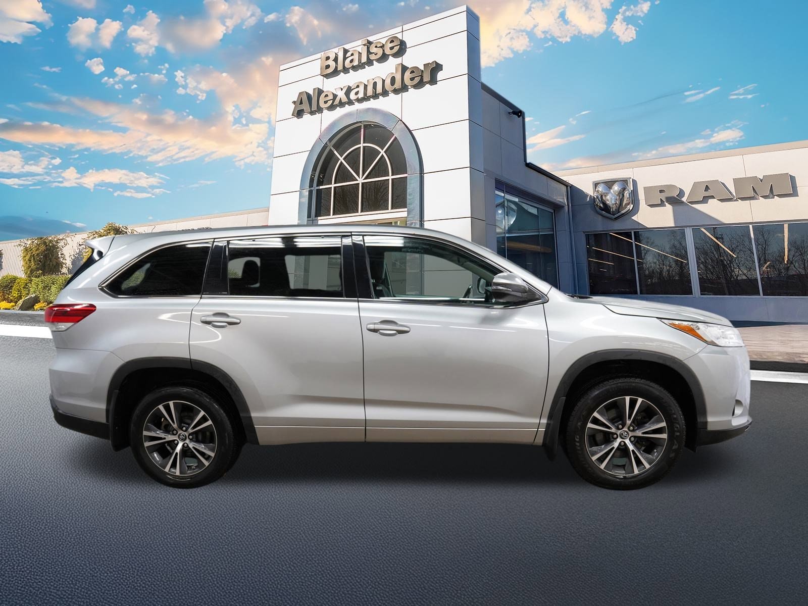 2018 Toyota Highlander LE SE photo 2