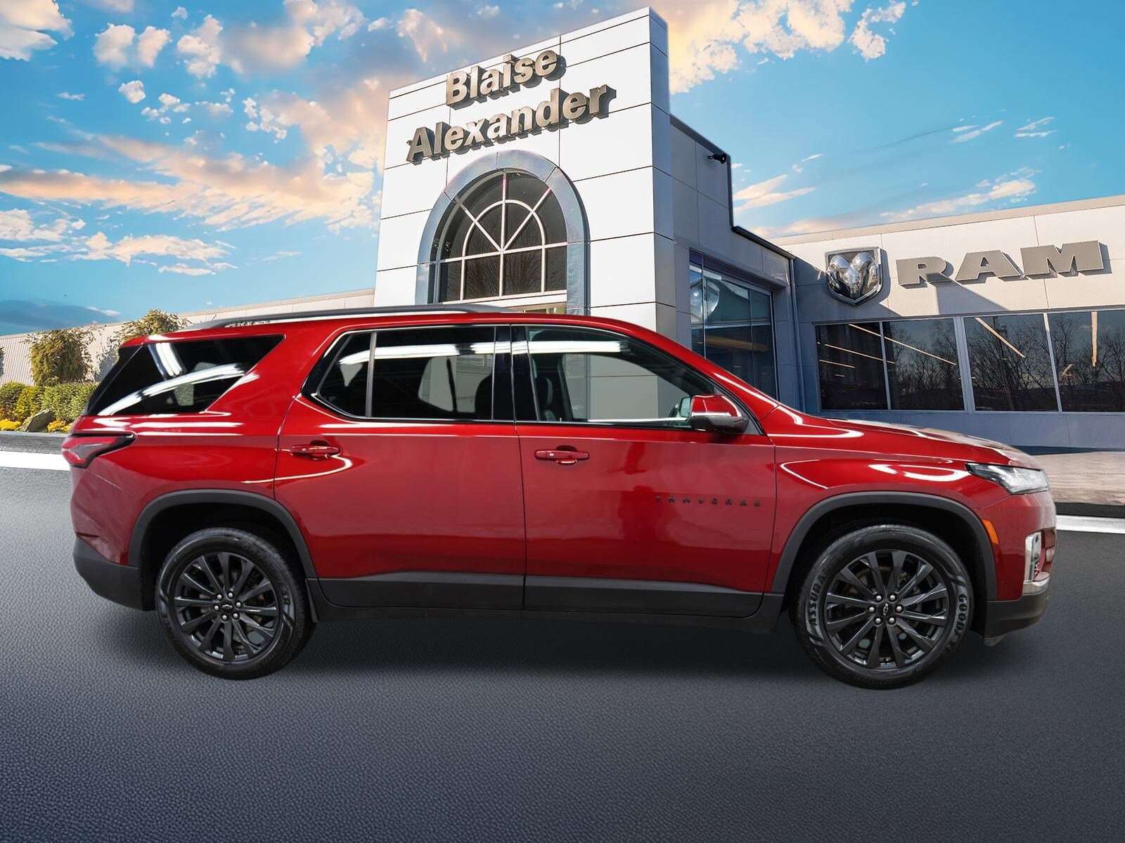 2023 Chevrolet Traverse RS 2LT photo 2