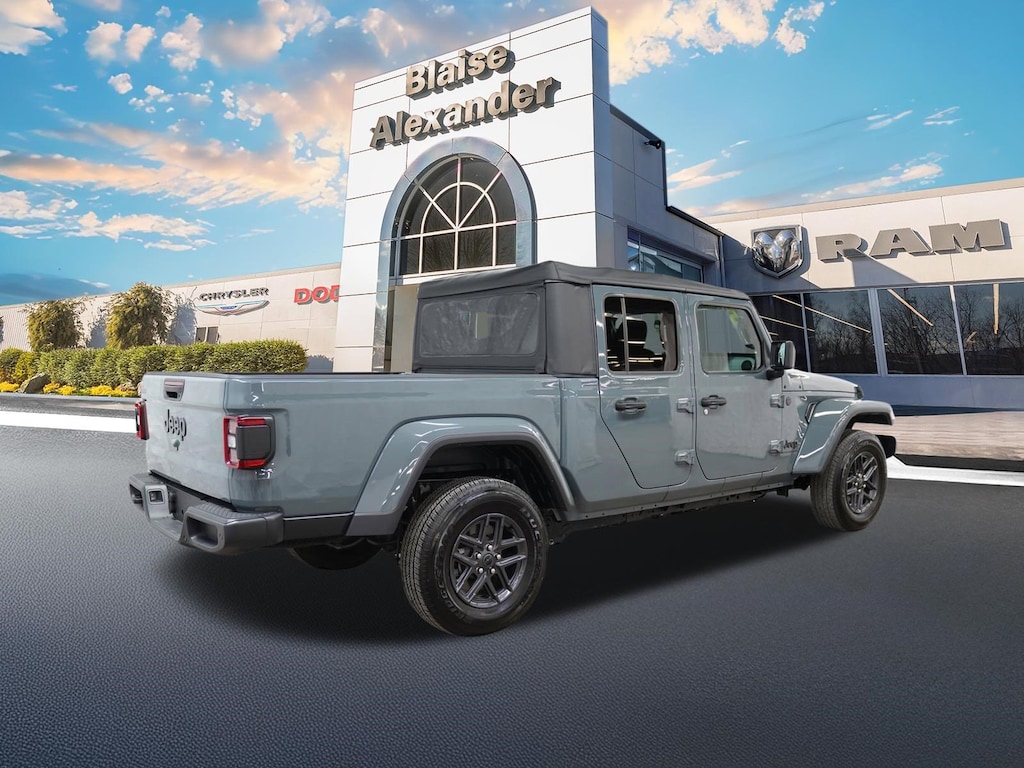 Used 2025 Jeep Gladiator Sport S Truck Crew Cab