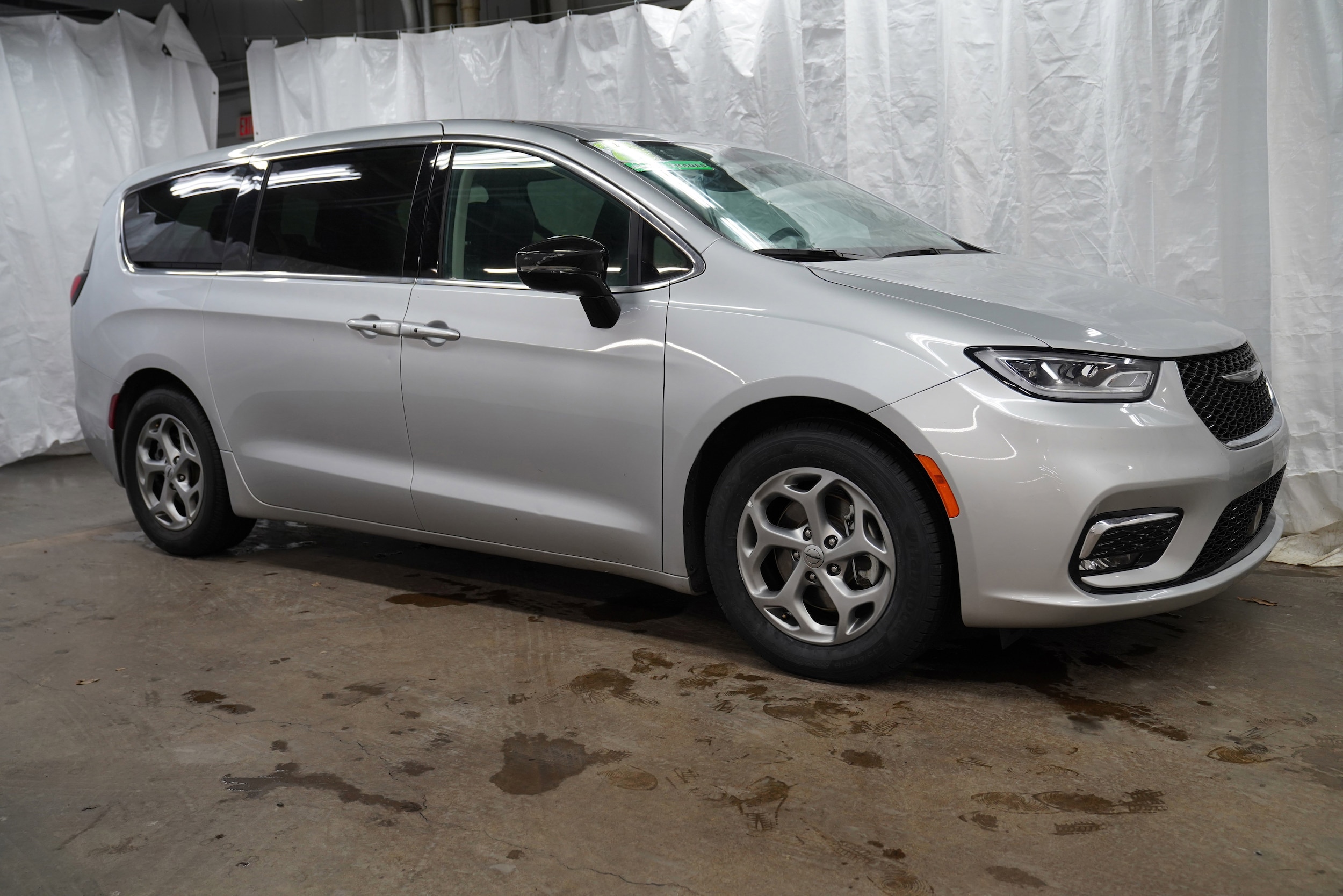 2024 Chrysler Pacifica Limited's photo