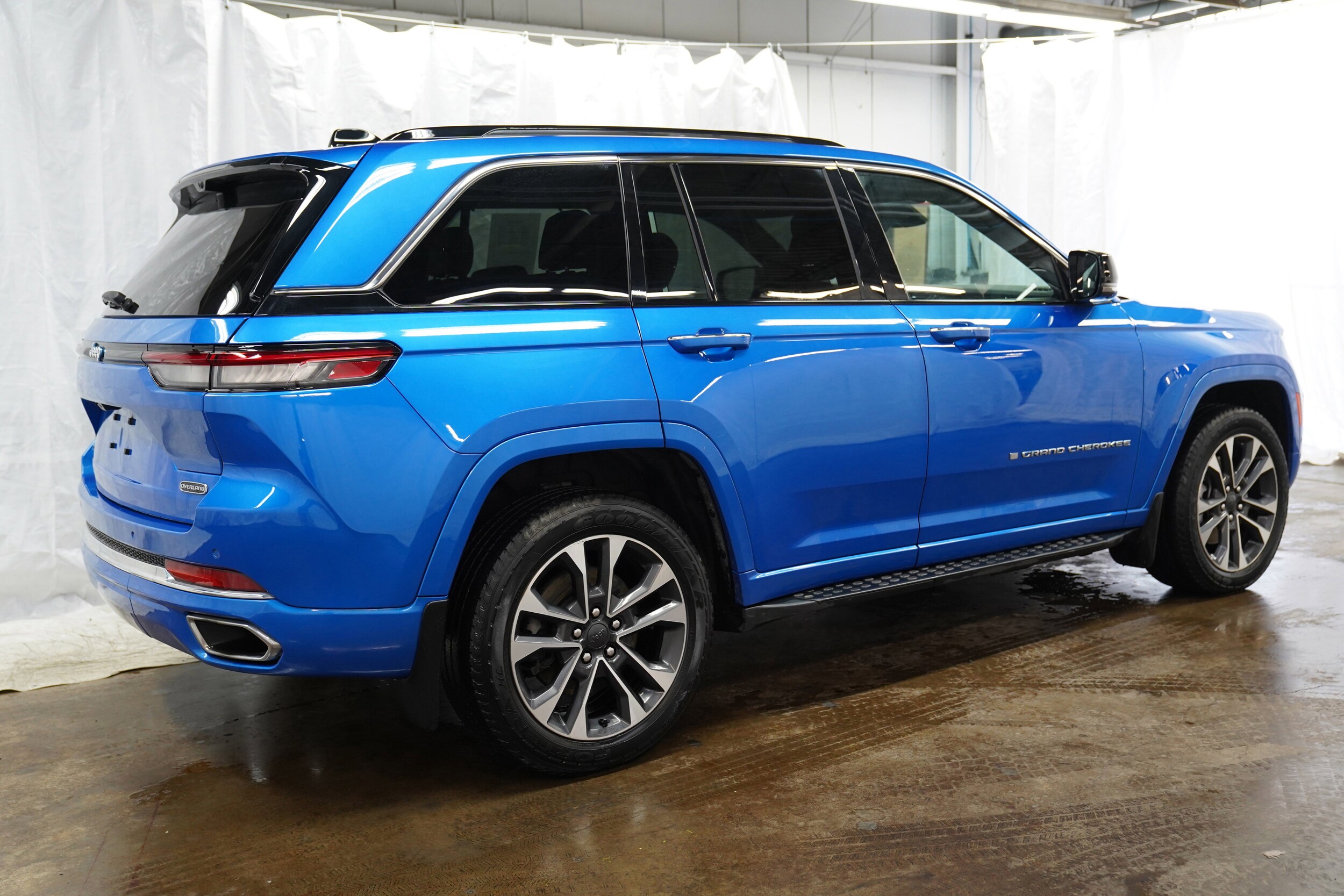 2023 Jeep Cherokee Overland 4xe photo 2