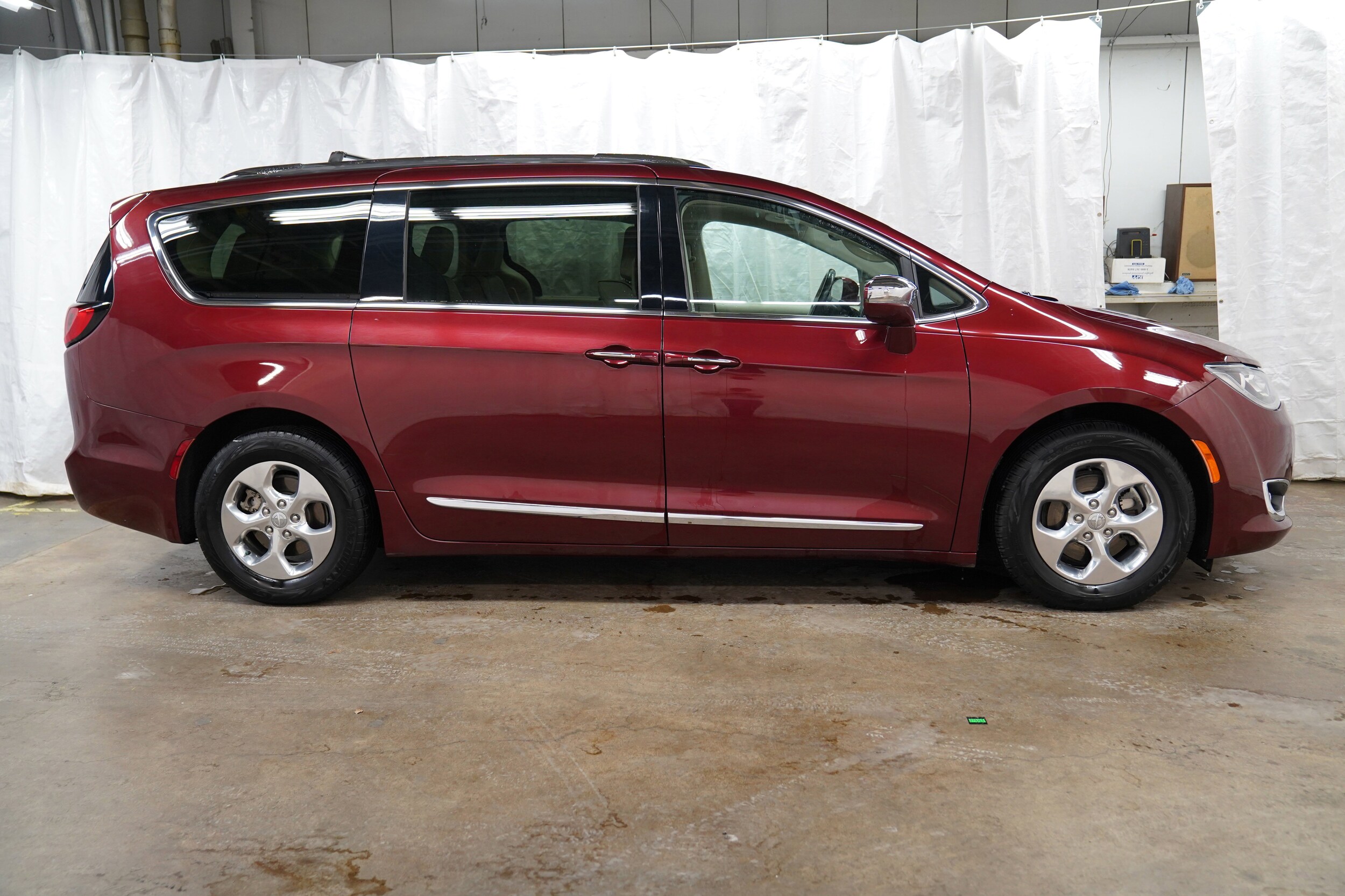 2018 Chrysler Pacifica Hybrid Limited photo 2
