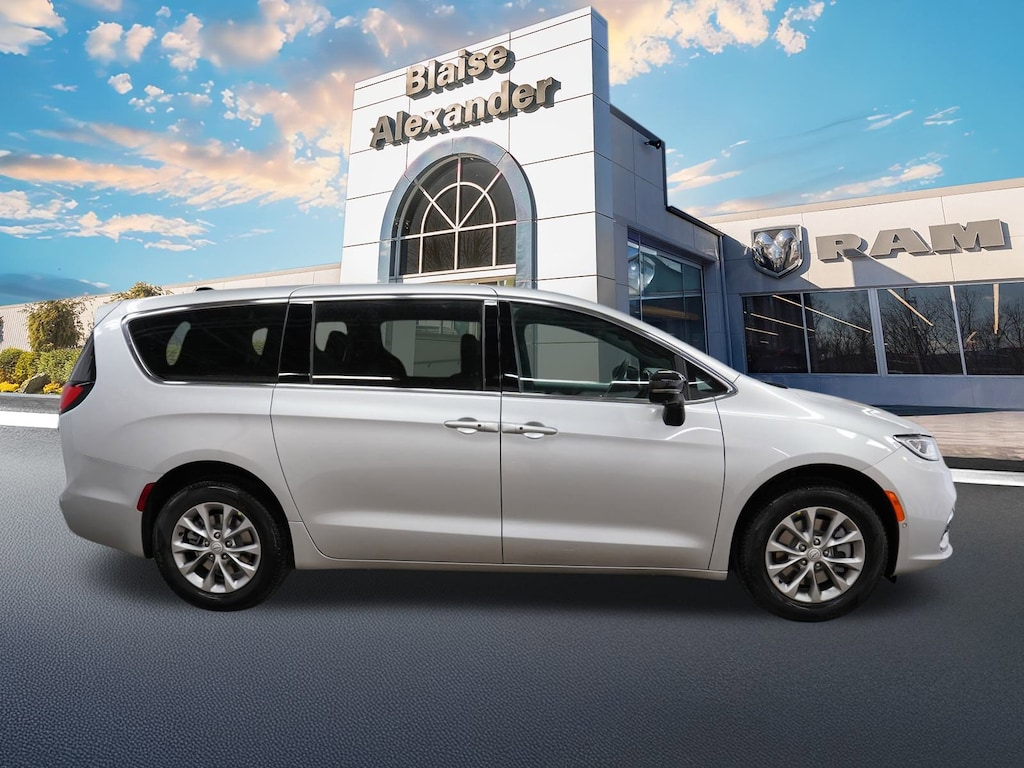 New 2026 Chrysler Pacifica SELECT AWD Passenger Van