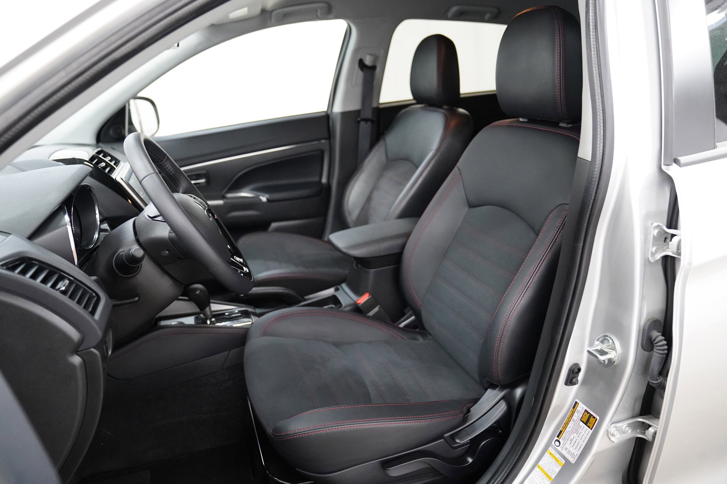 2025 Mitsubishi Outlander Sport SE photo 2