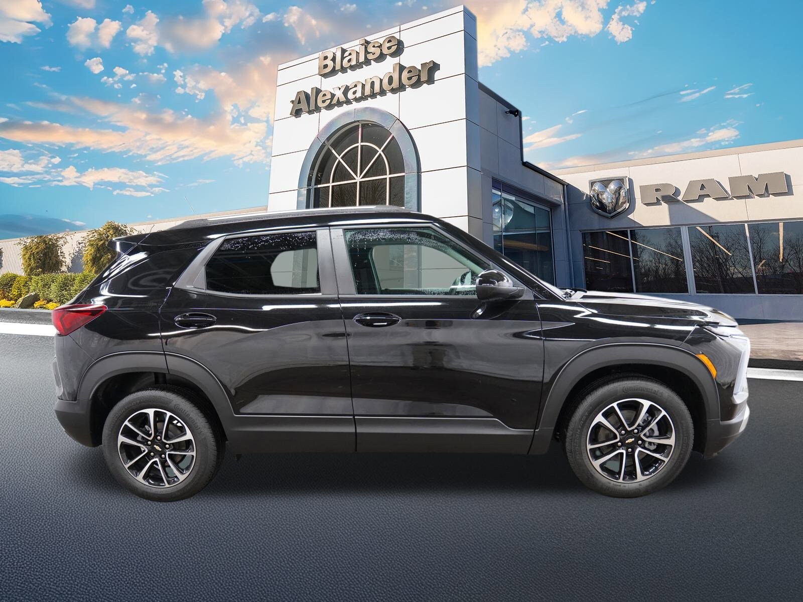 2025 Chevrolet Trailblazer LT photo 2