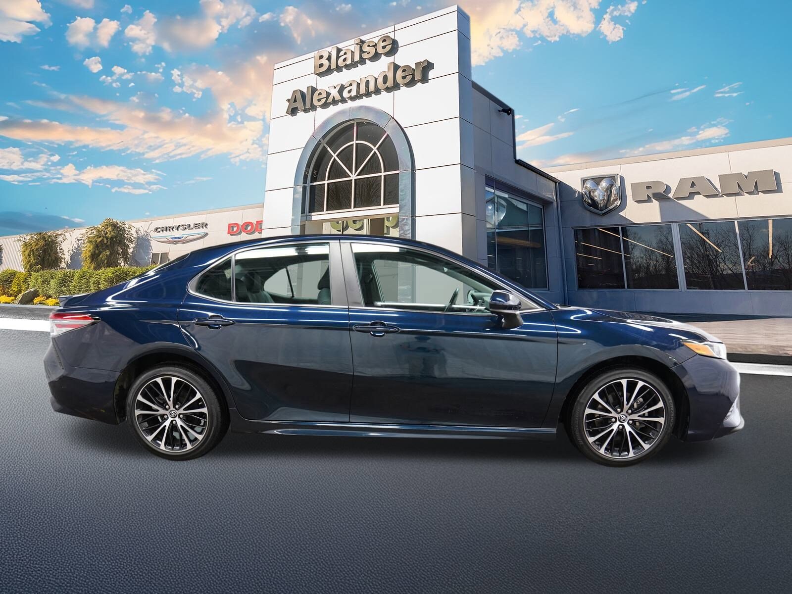 2018 Toyota Camry SE photo 2