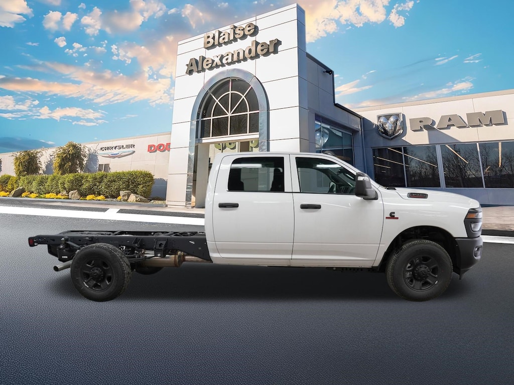 New 2026 Ram 3500 Chassis Cab TRADESMAN CREW 4X4 60' CA Pickup