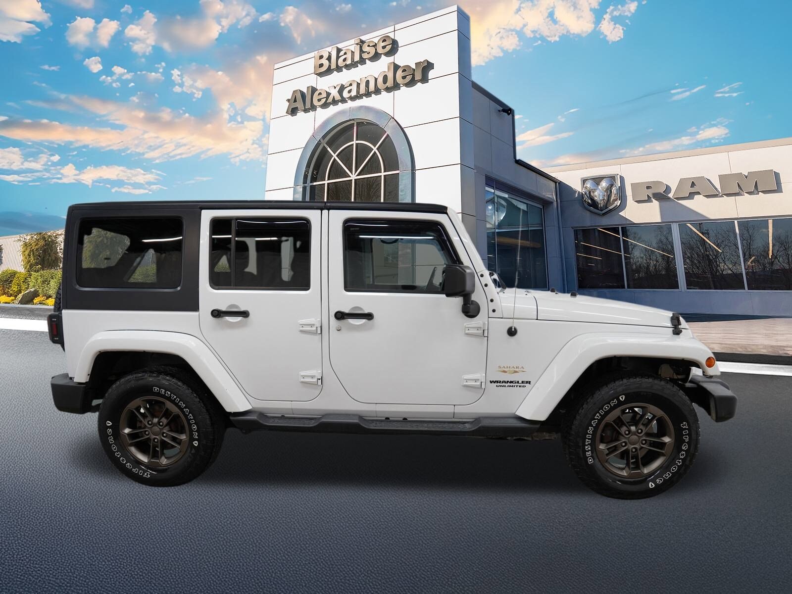 2015 Jeep Wrangler Unlimited Sahara photo 2