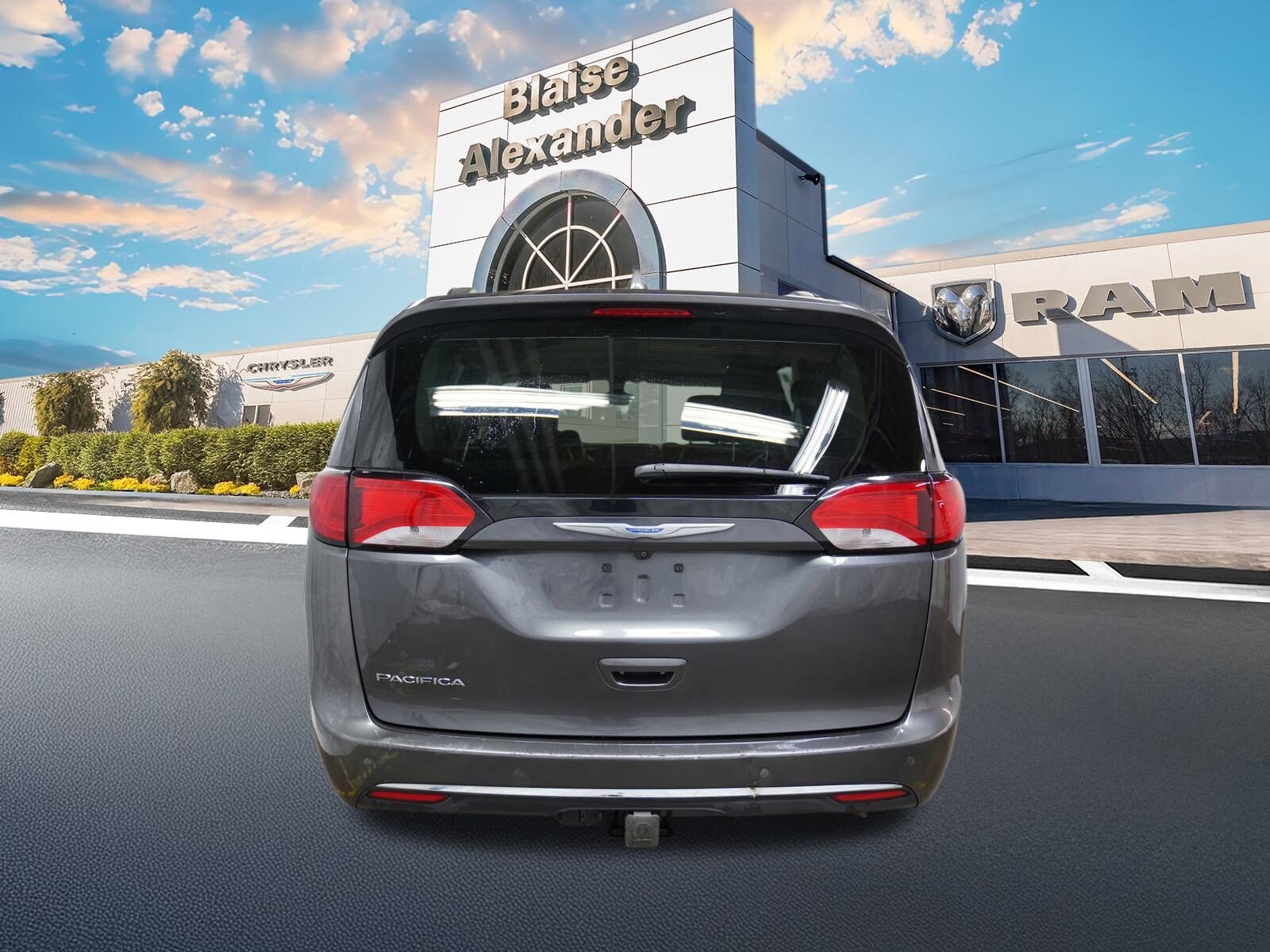 2017 Chrysler Pacifica Touring Plus photo 4